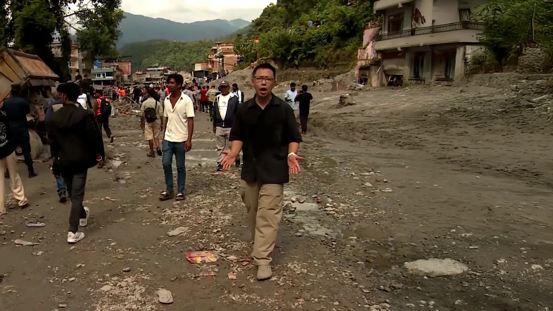 Furie în Nepal: supraviețuitorii inundațiilor acuză guvernul de întârzieri în ajutor și căutarea dispăruților