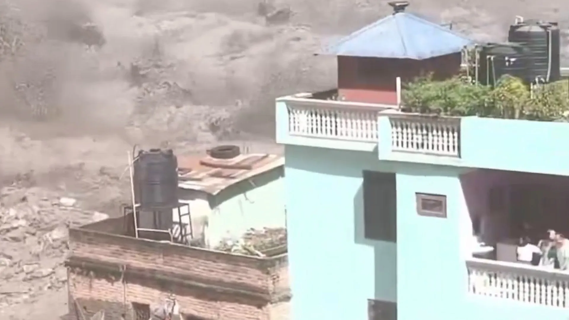 Izolat de furia apelor: casa-minune din Nepal, un simbol al speranței în mijlocul catastrofei