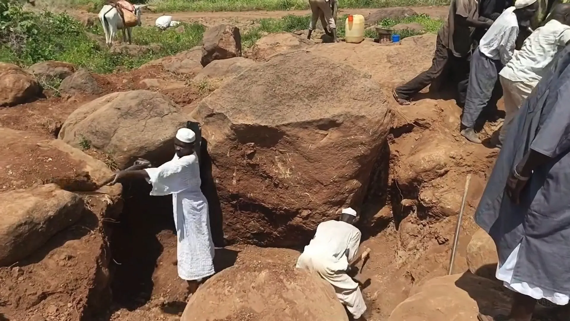 Locuitorii din Darfur repară drumurile cu mâinile goale pentru a facilita accesul echipajelor de urgență