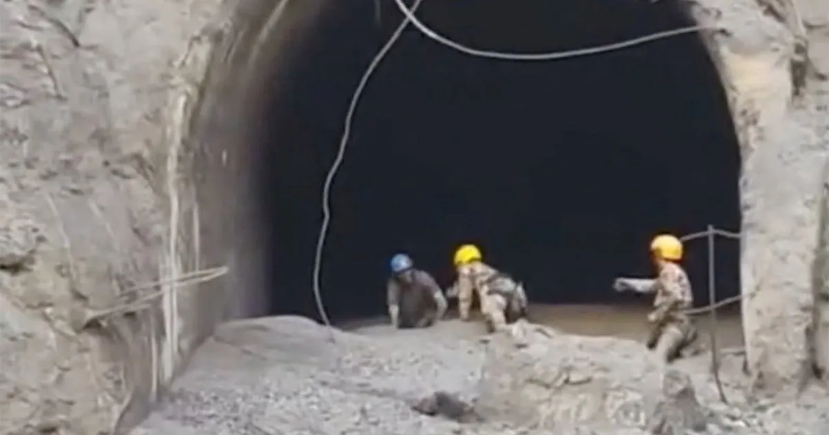 Salvatorii nepalezi forează prin tuneluri pentru a ajunge la muncitorii blocați după inundațiile catastrofale