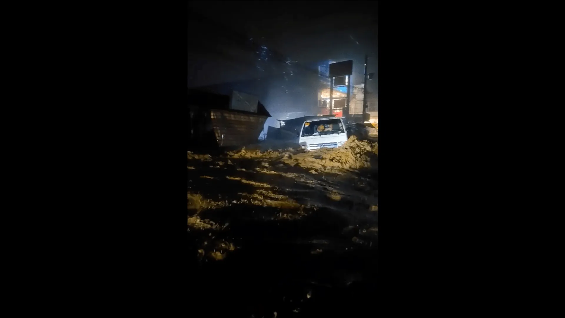 Video: Viiturile furioase au luat un camion în Filipine – imagini dramatice cu salvarea pasagerilor