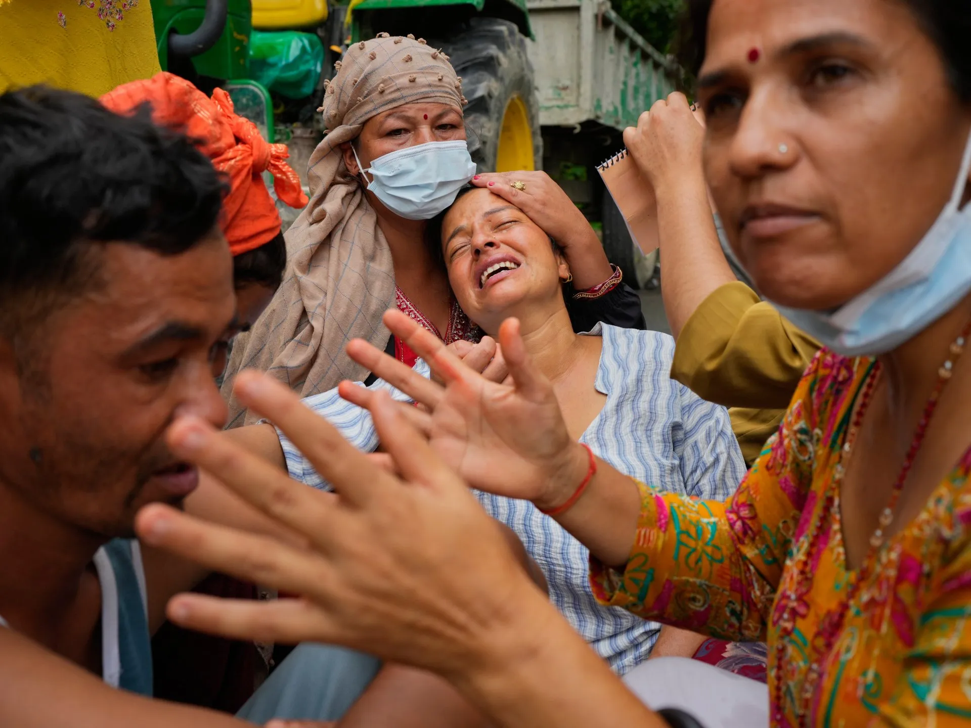 Nepalul se luptă să salveze muncitorii blocați, în timp ce bilanțul inundațiilor depășește 900 de morți