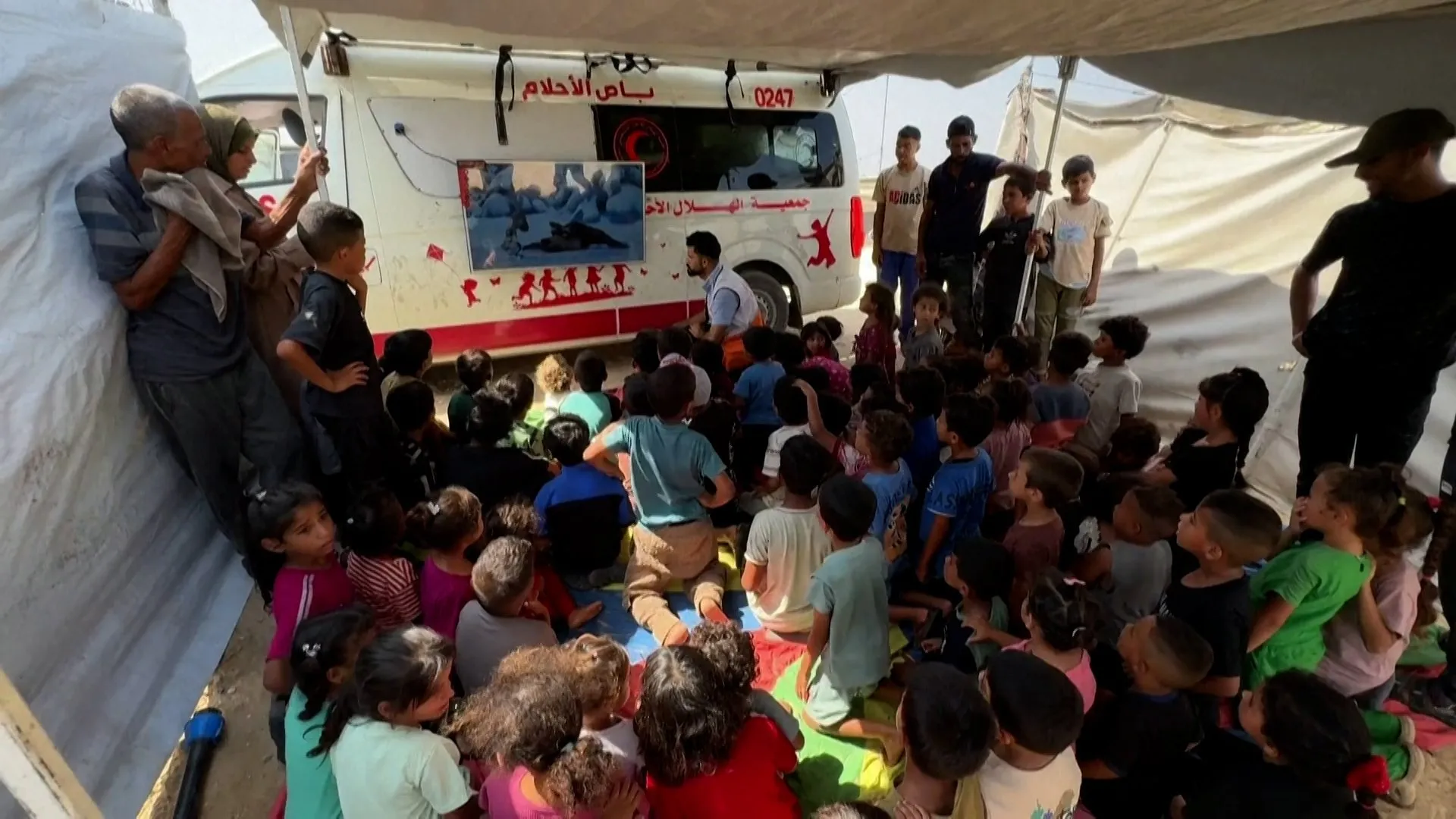 Ambulanța avariată din Gaza devine „autobuzul viselor” pentru copii