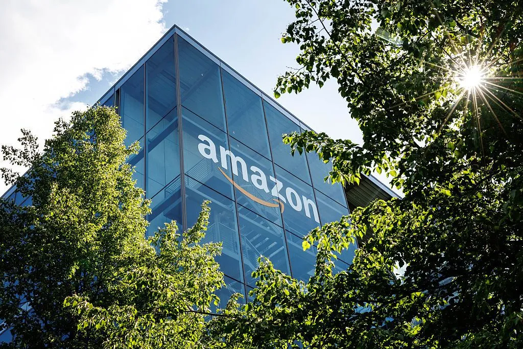 FTC acuză Amazon că a aplicat un 'sistem secret de suprataxă' pentru reclame, într-un nou proces