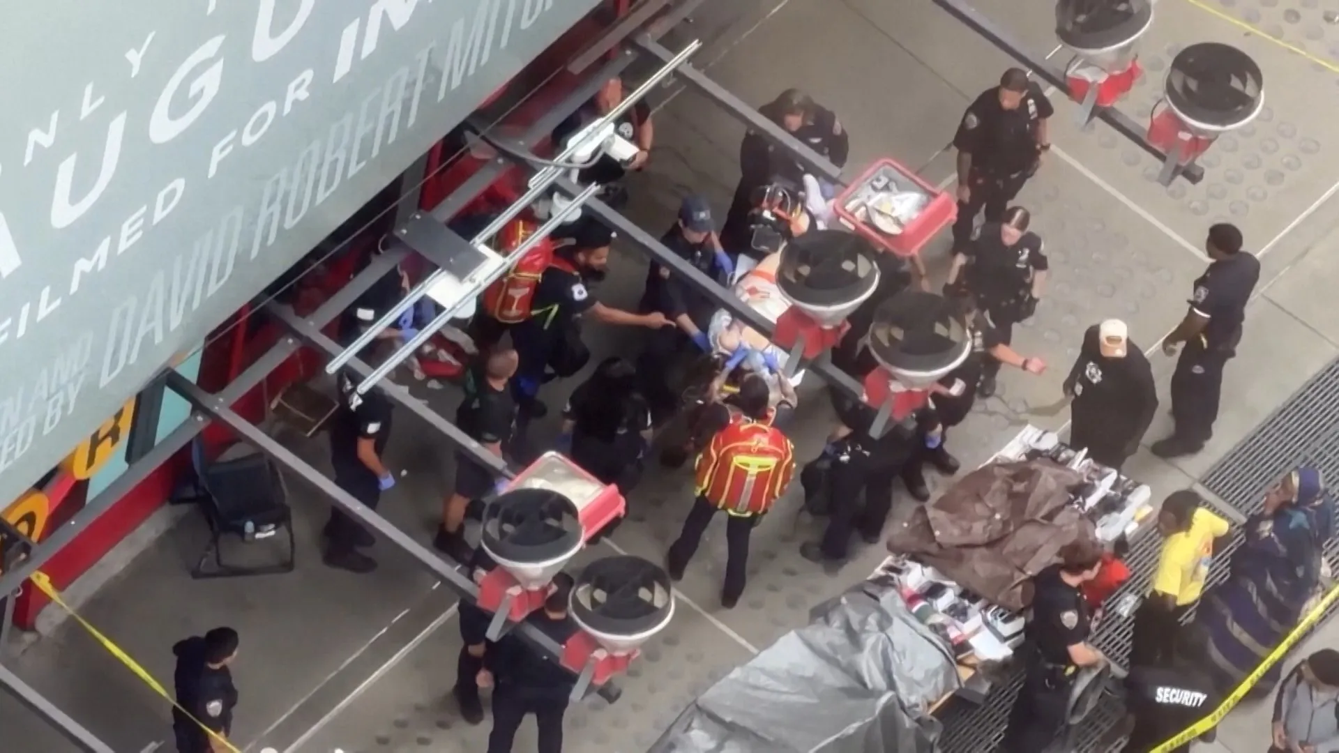Tragedie în inima New York-ului: Poliția împușcă mortal o femeie înarmată cu cuțite în Times Square