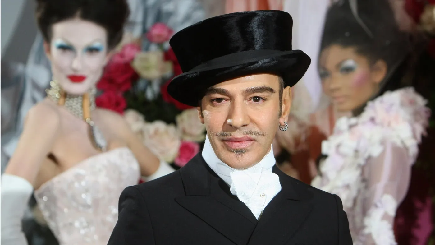 Muzeul Metropolitan anulează expoziția dedicată lui John Galliano de la Met Gala, după un val de critici