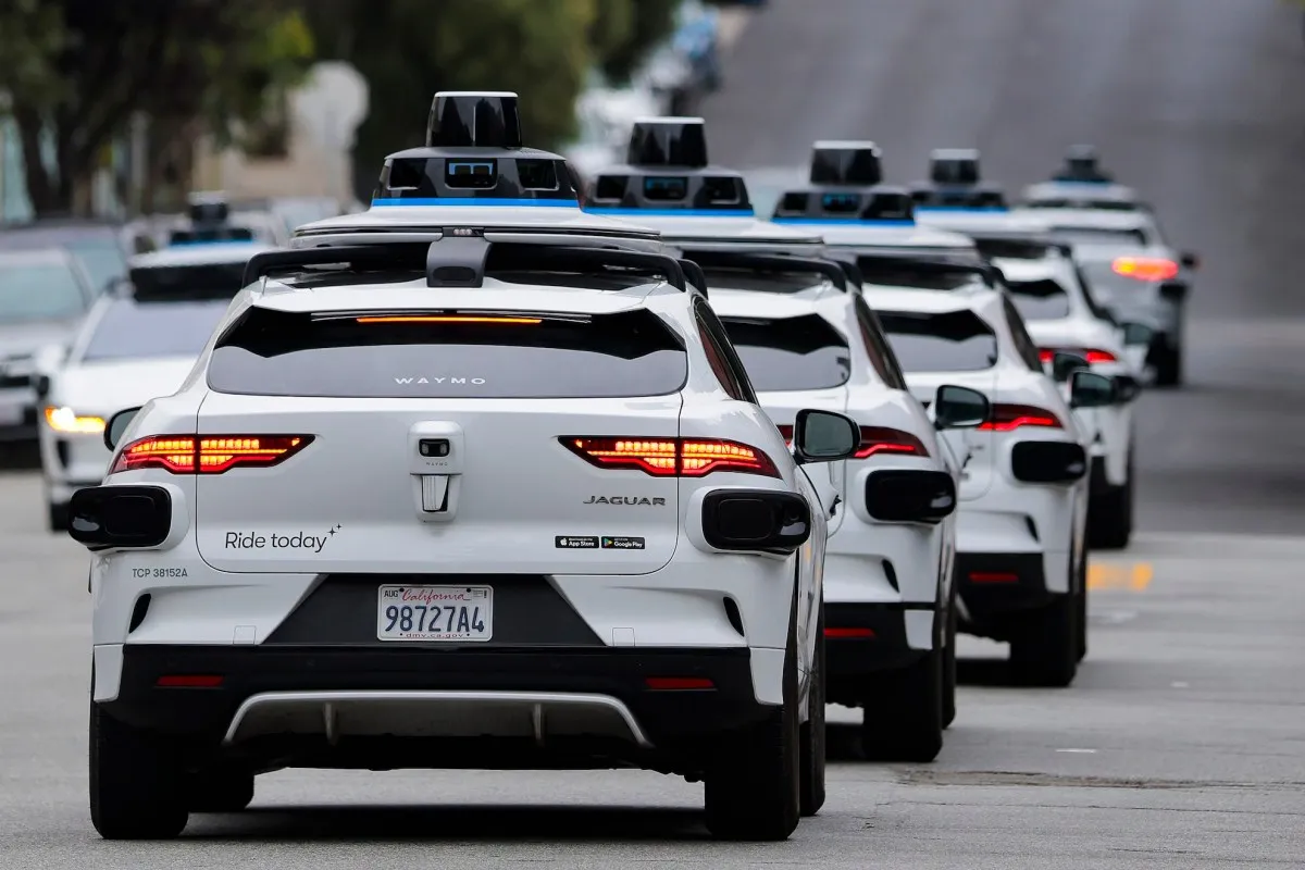 Războiul robotaxi-urilor: Waymo atacă Tesla chiar înainte de lansarea Cybercab-ului, apeland la 200 de milioane de mile reale ca dovadă