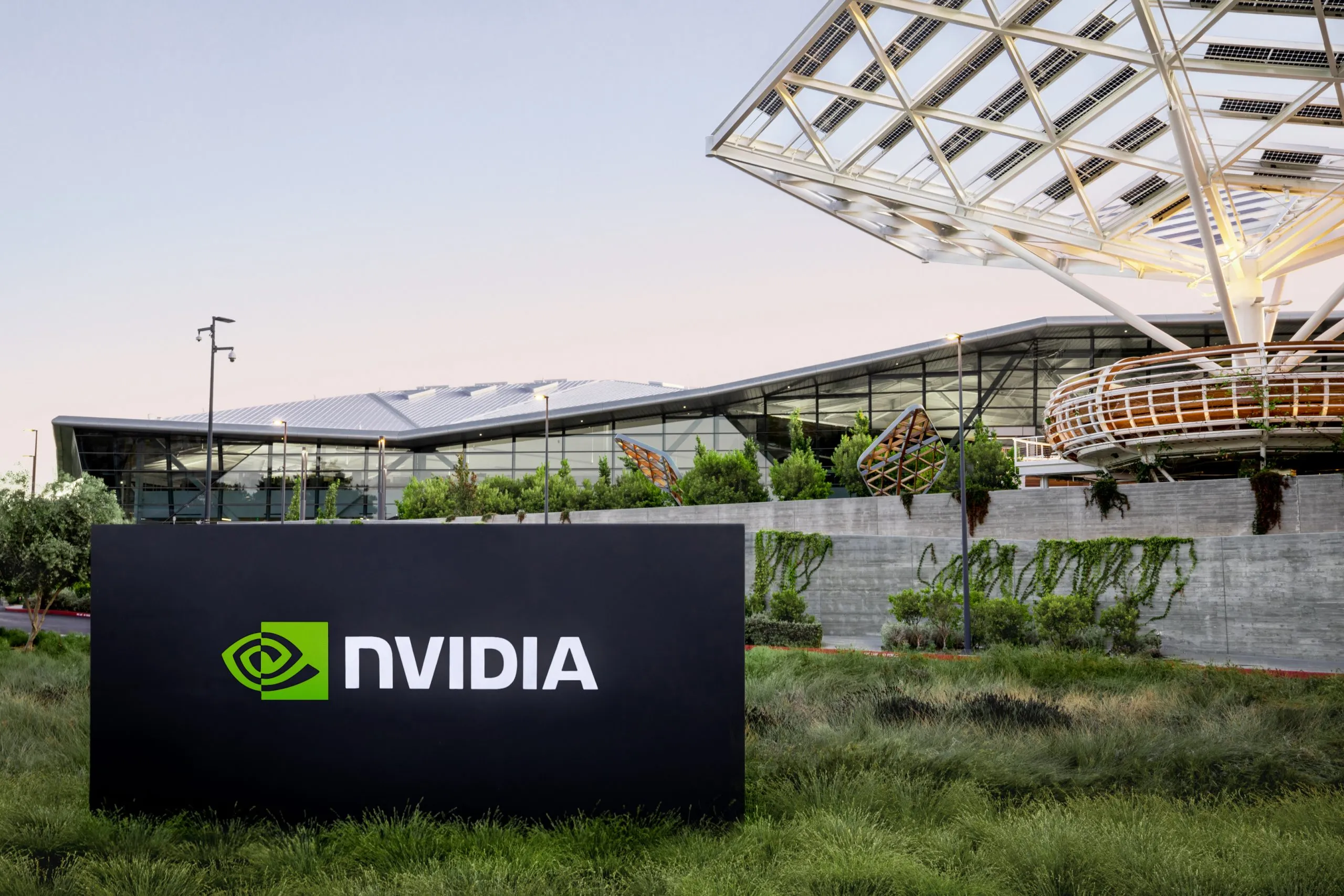 Nvidia și mecanismul „circular”: cum finanțează laboratoarele care îi cumpără chipurile – un joc de 500 de miliarde