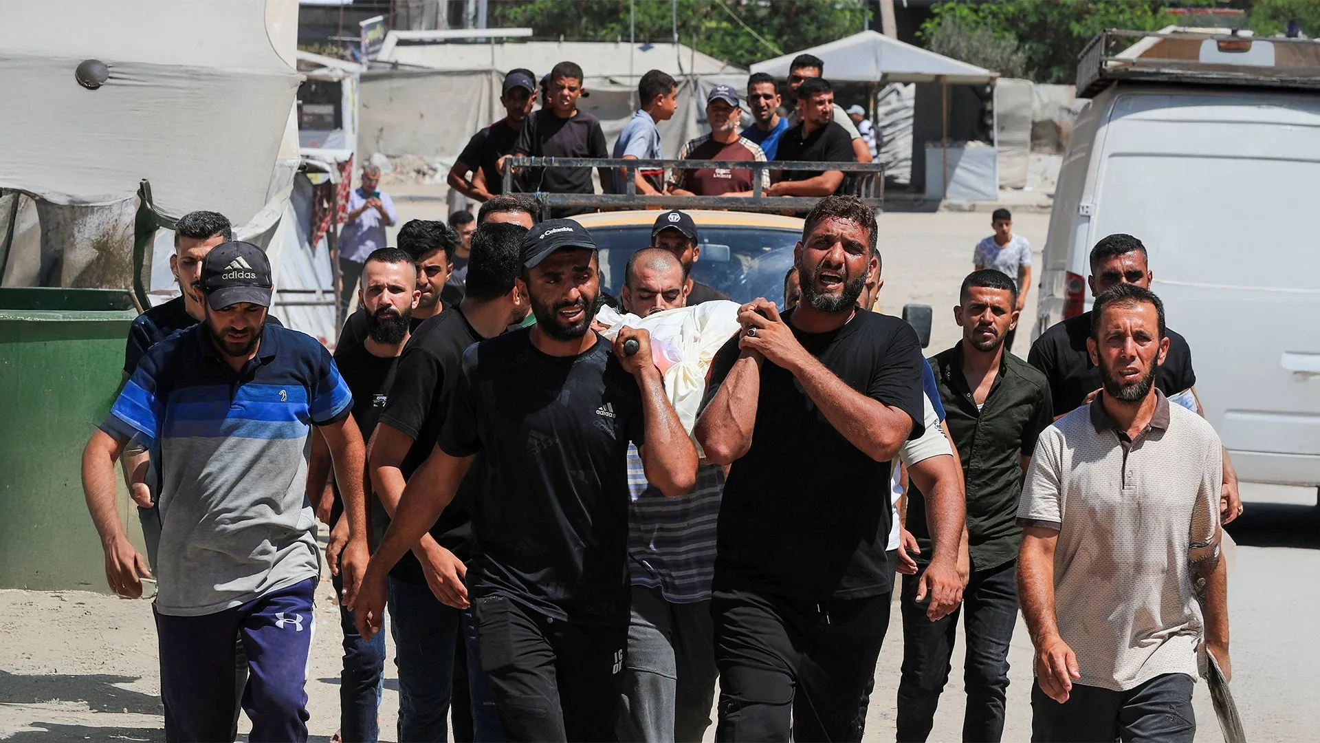 Gaza: Plângerea mută a părinților după ce rachetele israeliene au ucid trei copii într-un tabără de deplasati