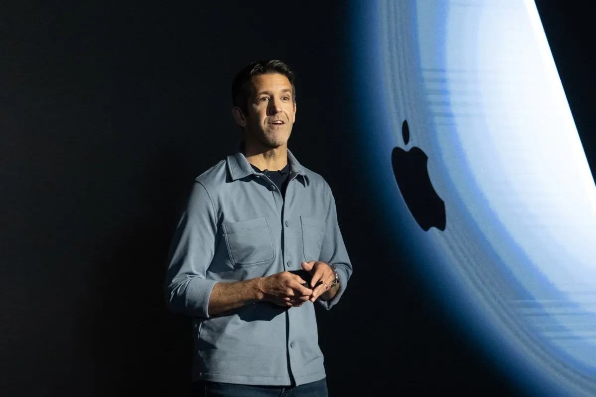 John Ternus: Omul din umbră care preia timonul de la Apple, succesorul lui Tim Cook după 15 ani