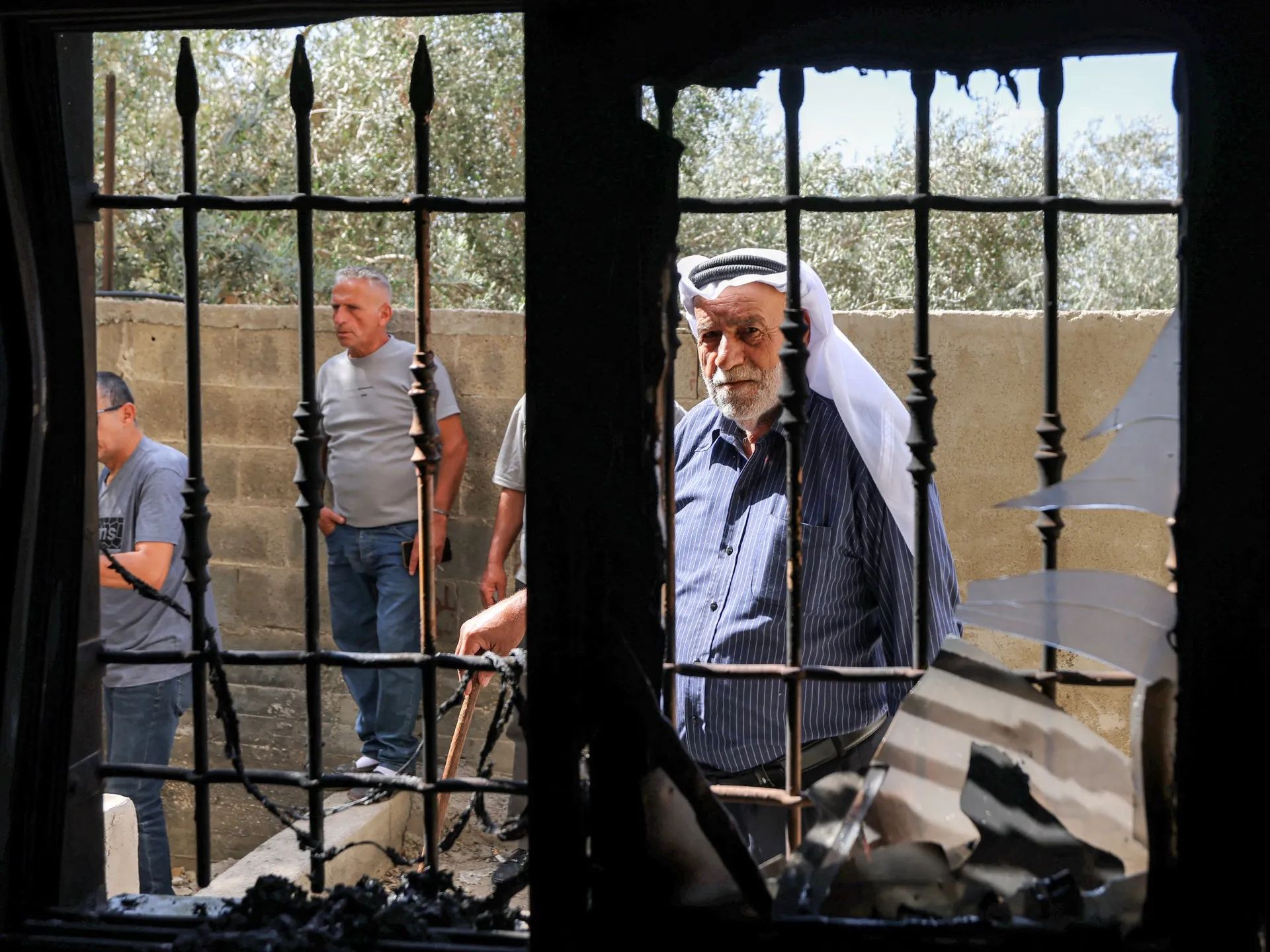 Forțele israeliene și coloniștii atacă două moschee din Cisjordania: O escaladă a violenței confesionale care amenință să aprindă regiunea