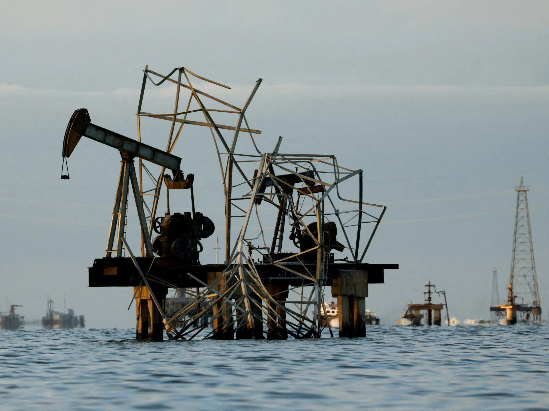 SUA înghițe petrolul venezuelian, dar prețurile la pompă vor scădea cu adevărat?