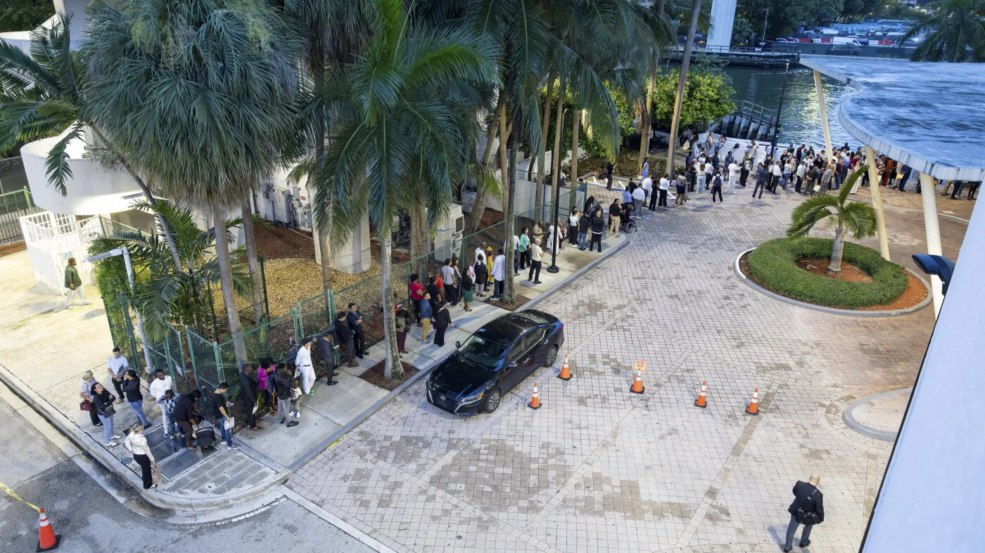 Caos la Curtea de Imigrație din Miami: Noile „mega-calendaruri” creează cozi uriașe și deportări în masă