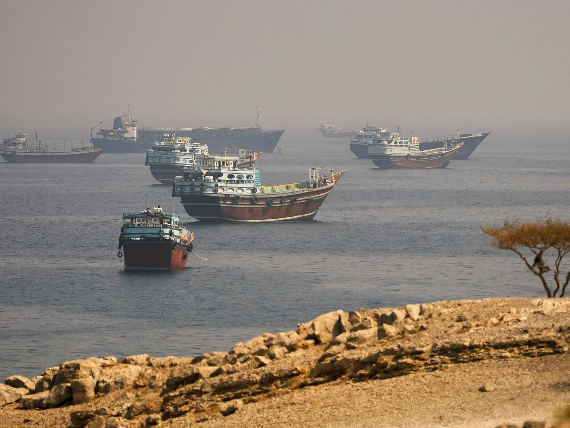 Trump propune redenumirea Strâmturii Hormuz în «Strâmtoarea Trump» în mijlocul războiului cu Iranul: Propaganda, Realitate și Petrolul Scump