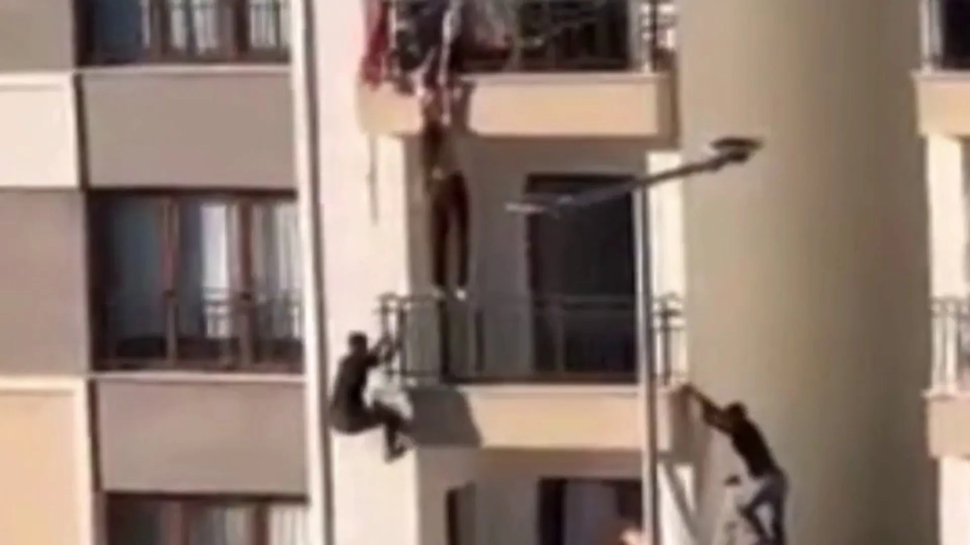Erou fără căciulă: Vecinul care a urcat pe fațadă pentru a salva o fată suspendată la balconul de la etajul 3 în Diyarbakır