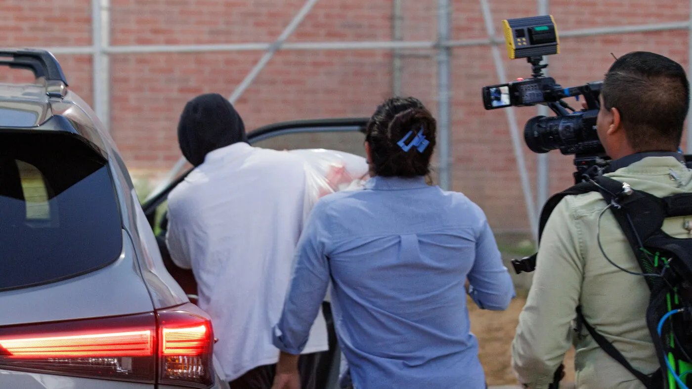 Ofițer ICE acuzat federal pentru minciună legată de împușcarea unui imigrant venezuelian – un caz rar de responsabilizare