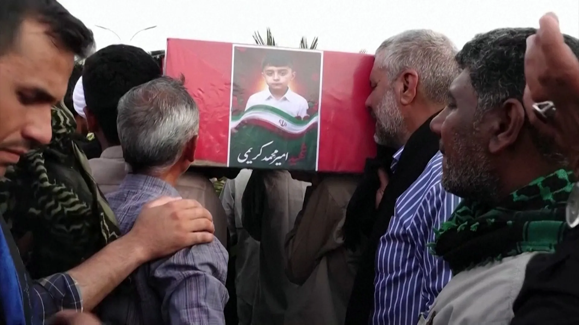 Înmormântarea unui copil ucis într-un atac american asupra unei nunti iraniene: O tragedie la Marea Hormuz și clipele de tăcere a lumii