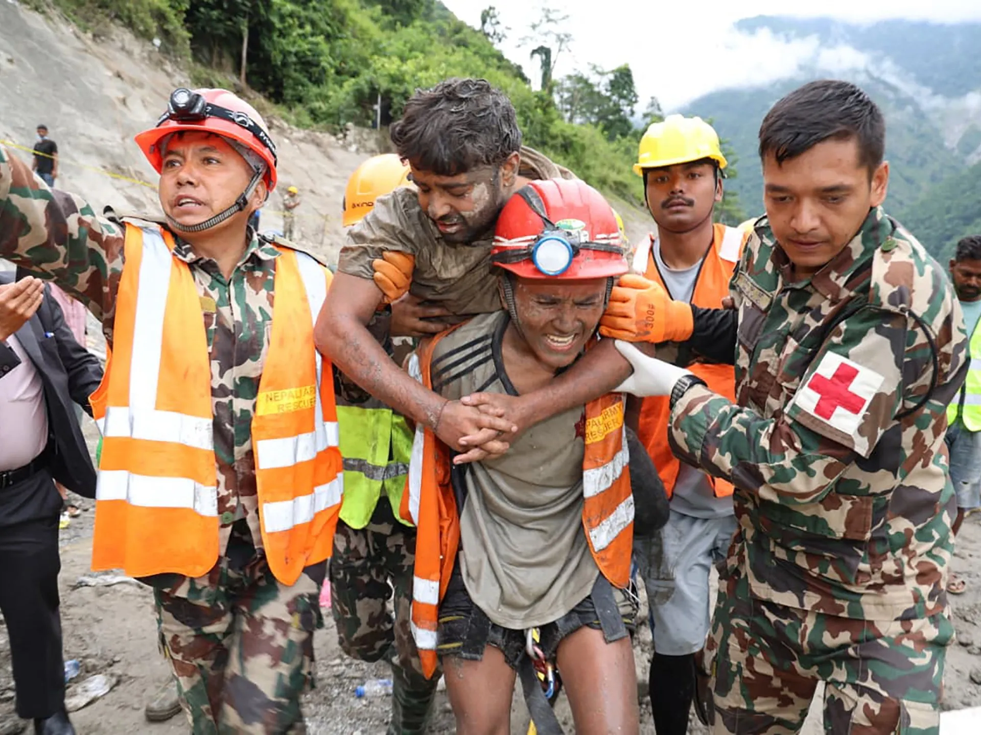 Miracol în Himalaya: Două muncitori trăiesc după nouă zile îngropați vii într-un tunel de hidrocentrală din Nepal