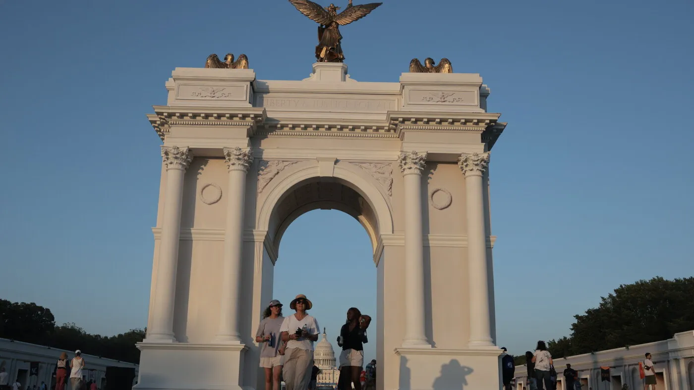 Arcul triumfal al lui Trump ar putea începe lucrările fără aprobarea finală. Veterani încearcă să oprească proiectul