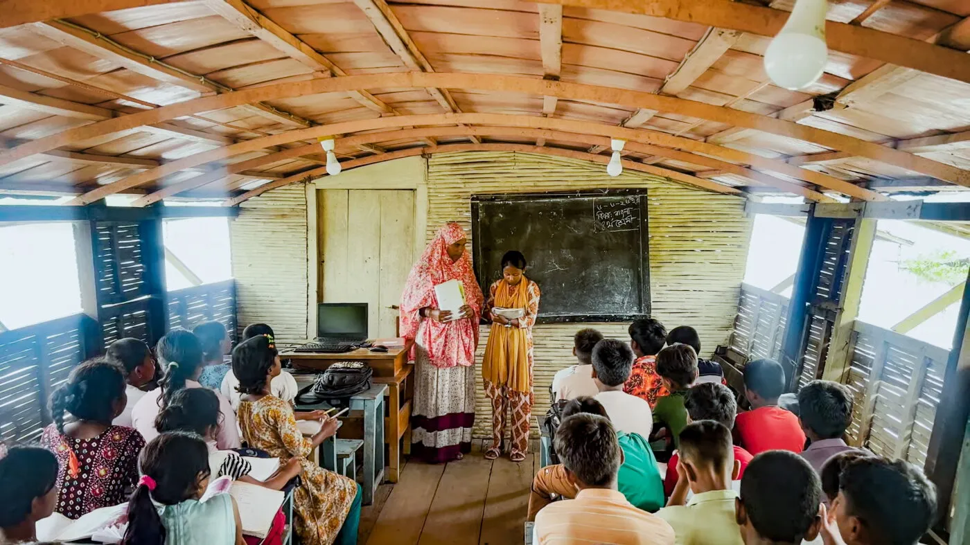 Școlile plutitoare din Bangladesh: O soluție inovatoare care a schimbat destine, două decenii după