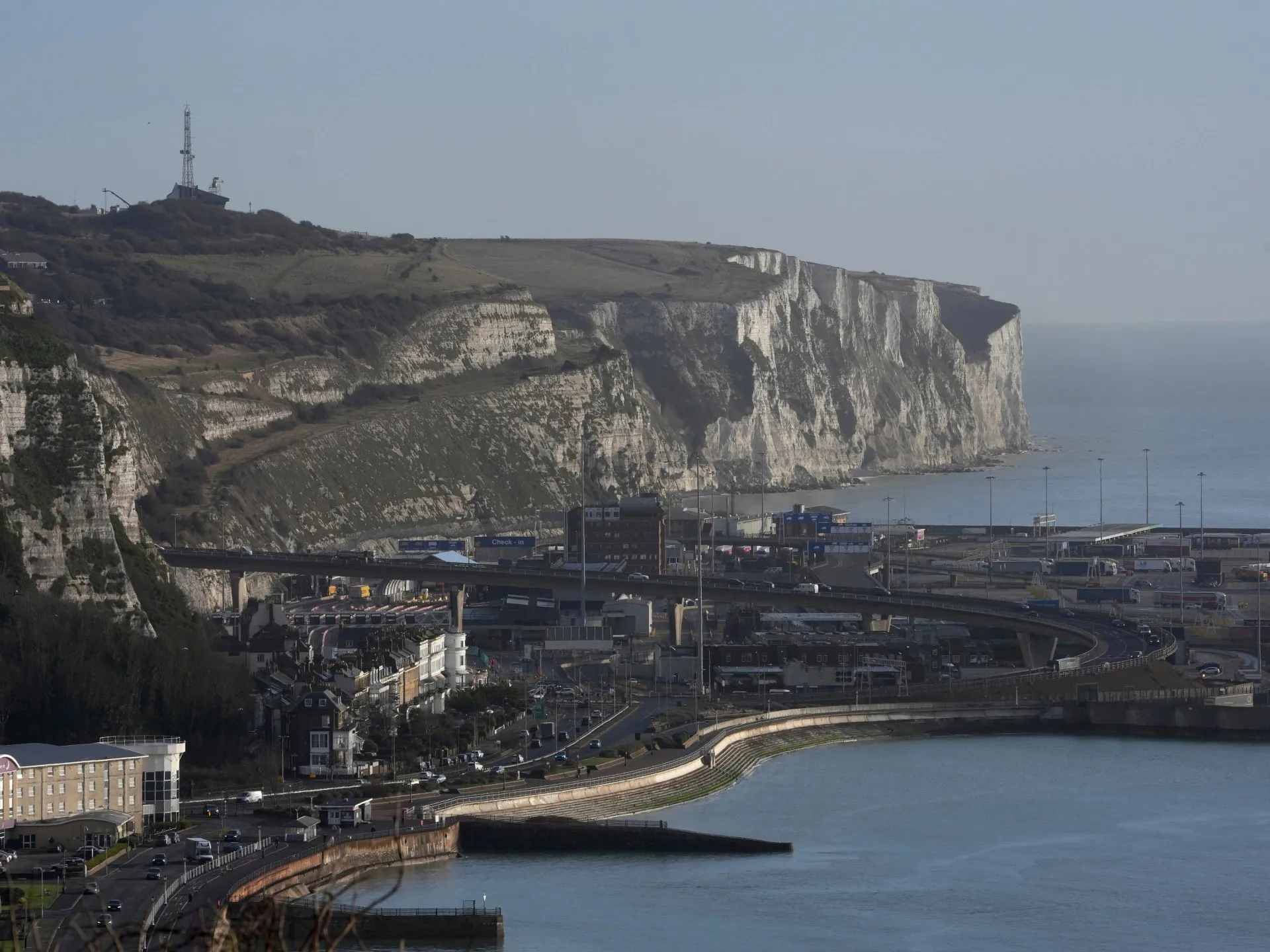 Guvernul Marea Britanie condamnă protestatarii mascați anti-imigranți care au blocat portul Dover: O escaladă a tensiunilor în criza Micii Britanice