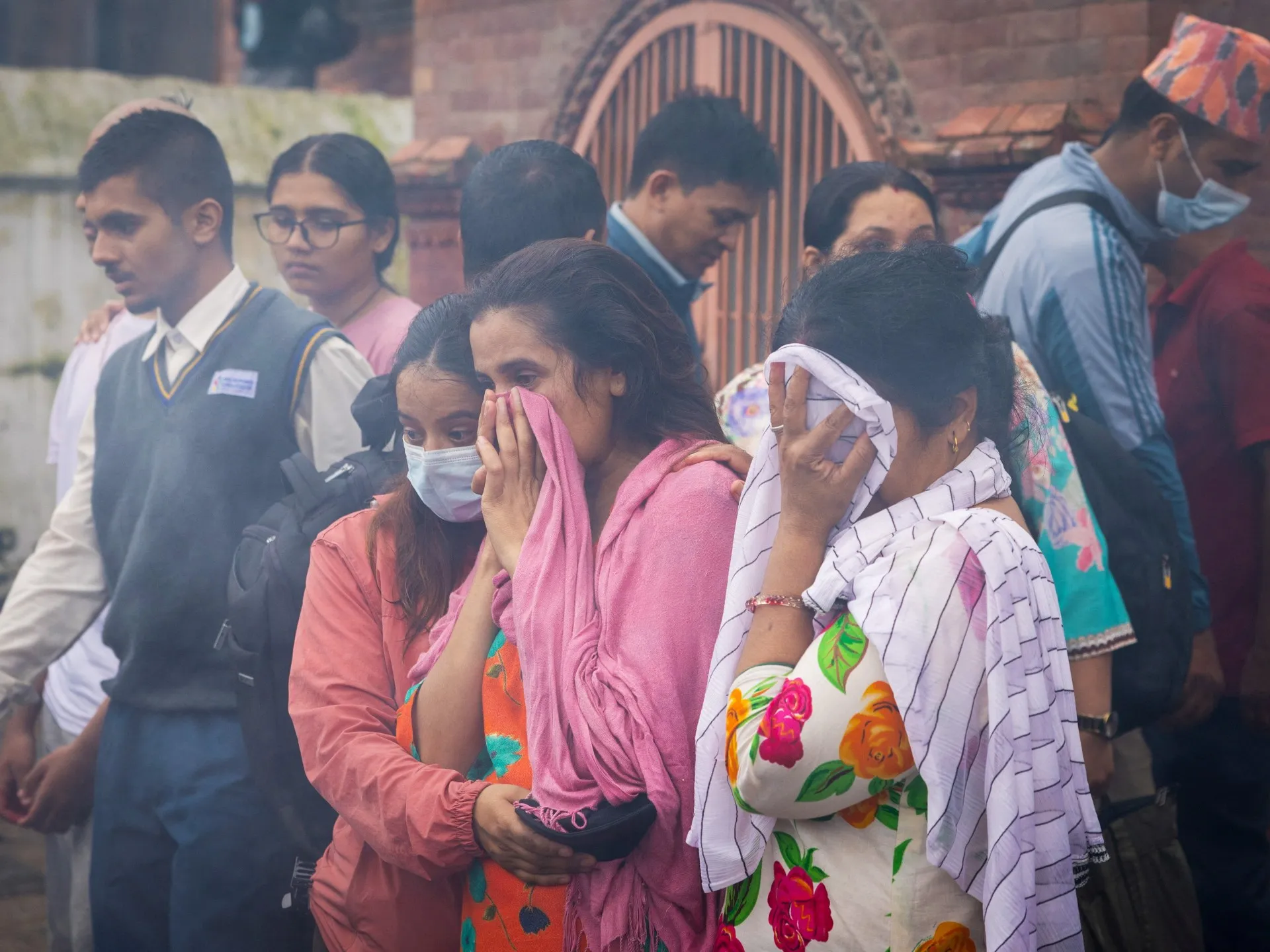 Nepal: Familiile cremează efigii de iarbă sacru pentru victimele dispărute în inundații, lipsite trupurile lor