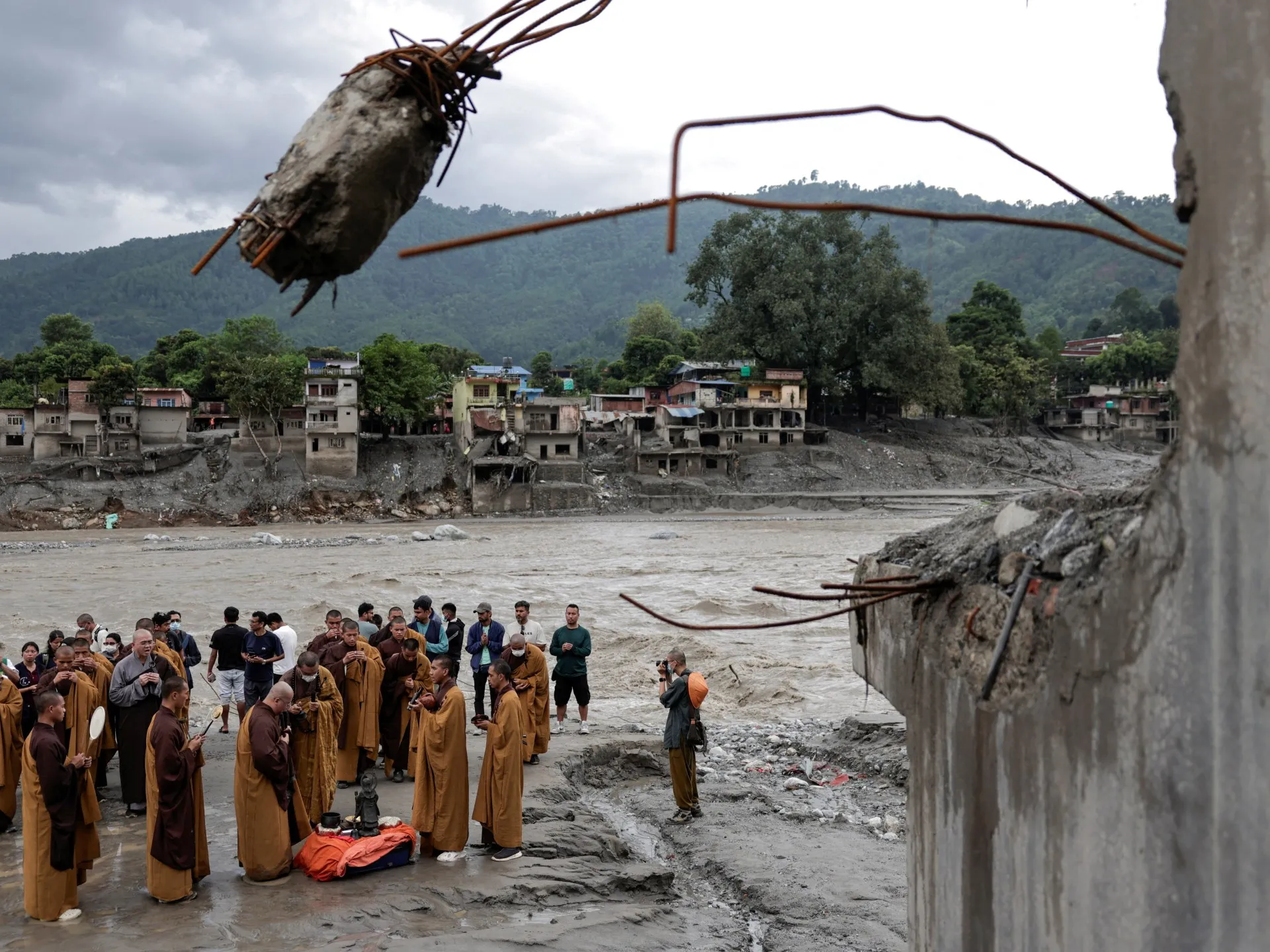 Două vieți salvate din haosul inundațiilor din Nepal: un muncitor chinez și o femeie nepaleză, trăgători din tunel și din case prăbușite