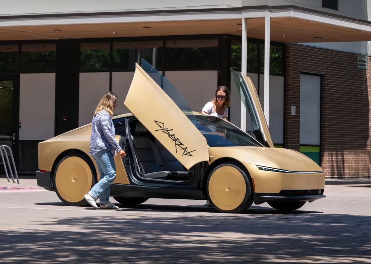 Tesla Cybercab: fără copii sub 13 ani și alte secrete dezvăluite în fișa cu litere mici
