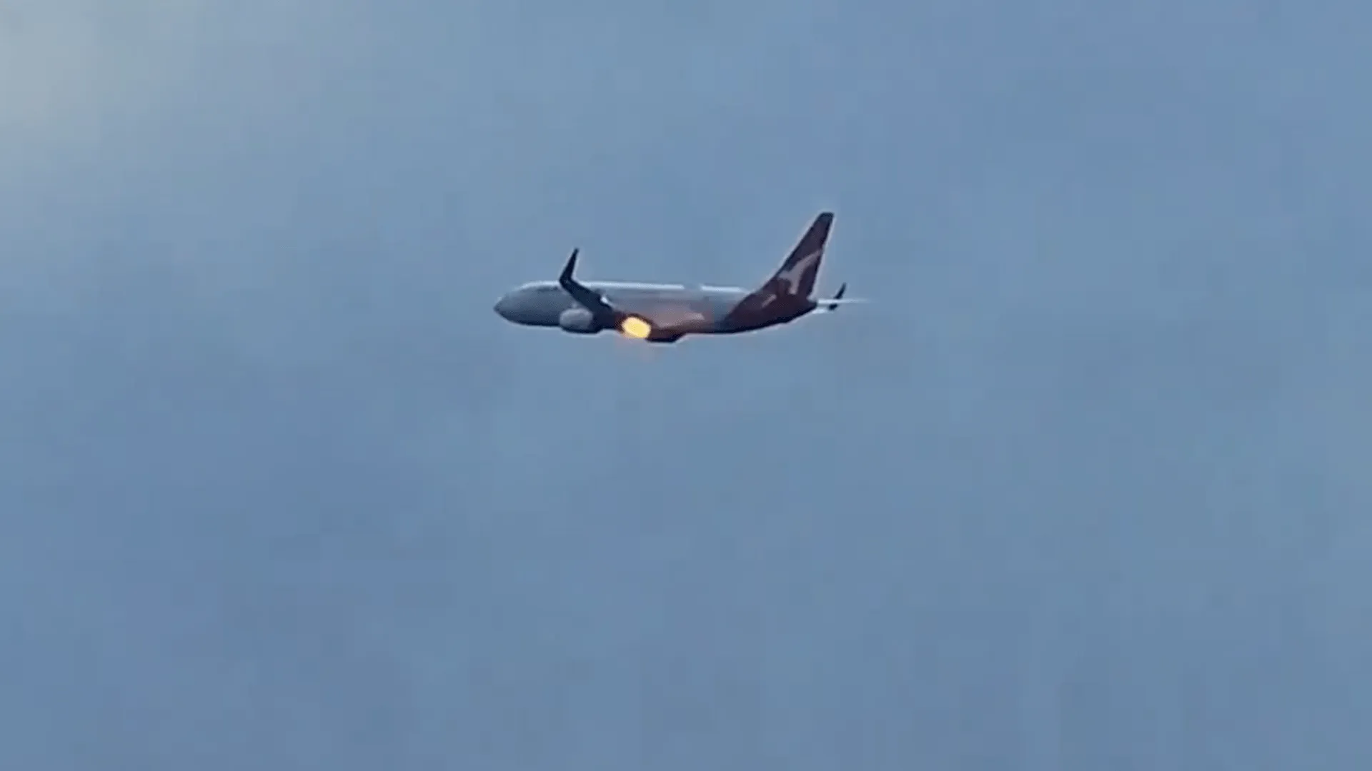 Flăcări la motorul unui avion Qantas imediat după decolarea din Noua Zeelandă: o aterizare de urgență care a ținut piept panicii