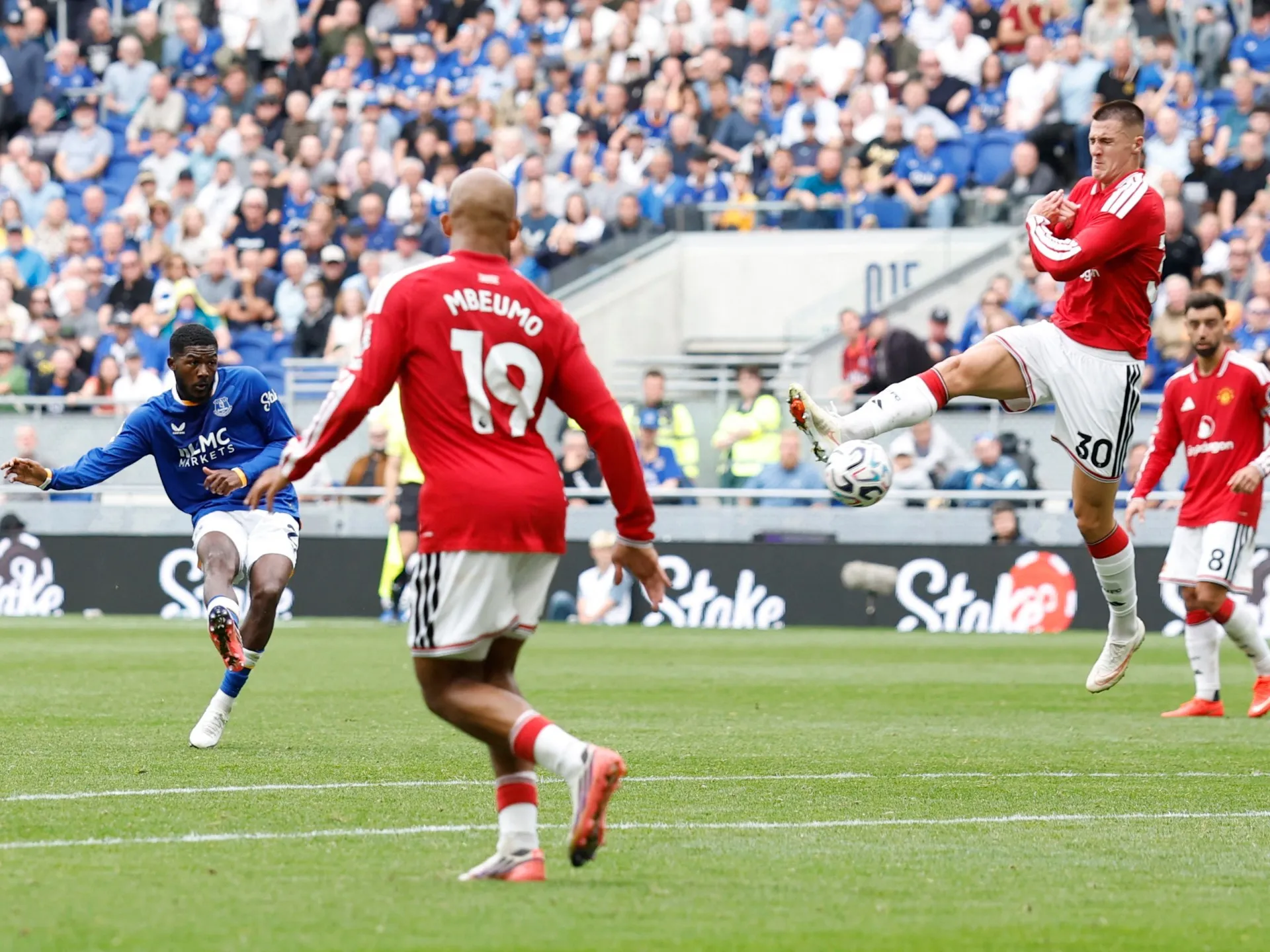 Maitland-Niles uimește Manchester United: Everton smulge un punct dramatic în prelungiri