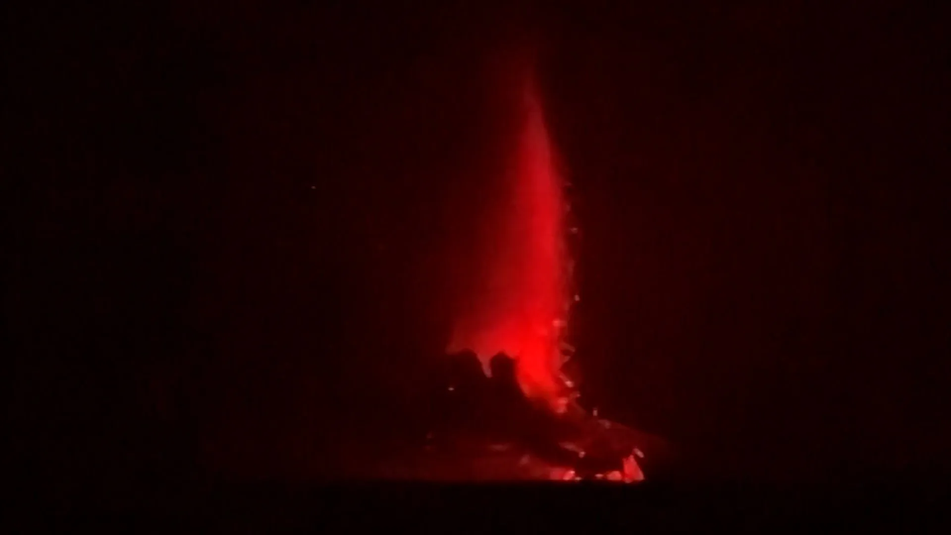 Erupția vulcanului Anak Krakatau paralizează transportul aerian din Indonezia: sute de zboruri anulate