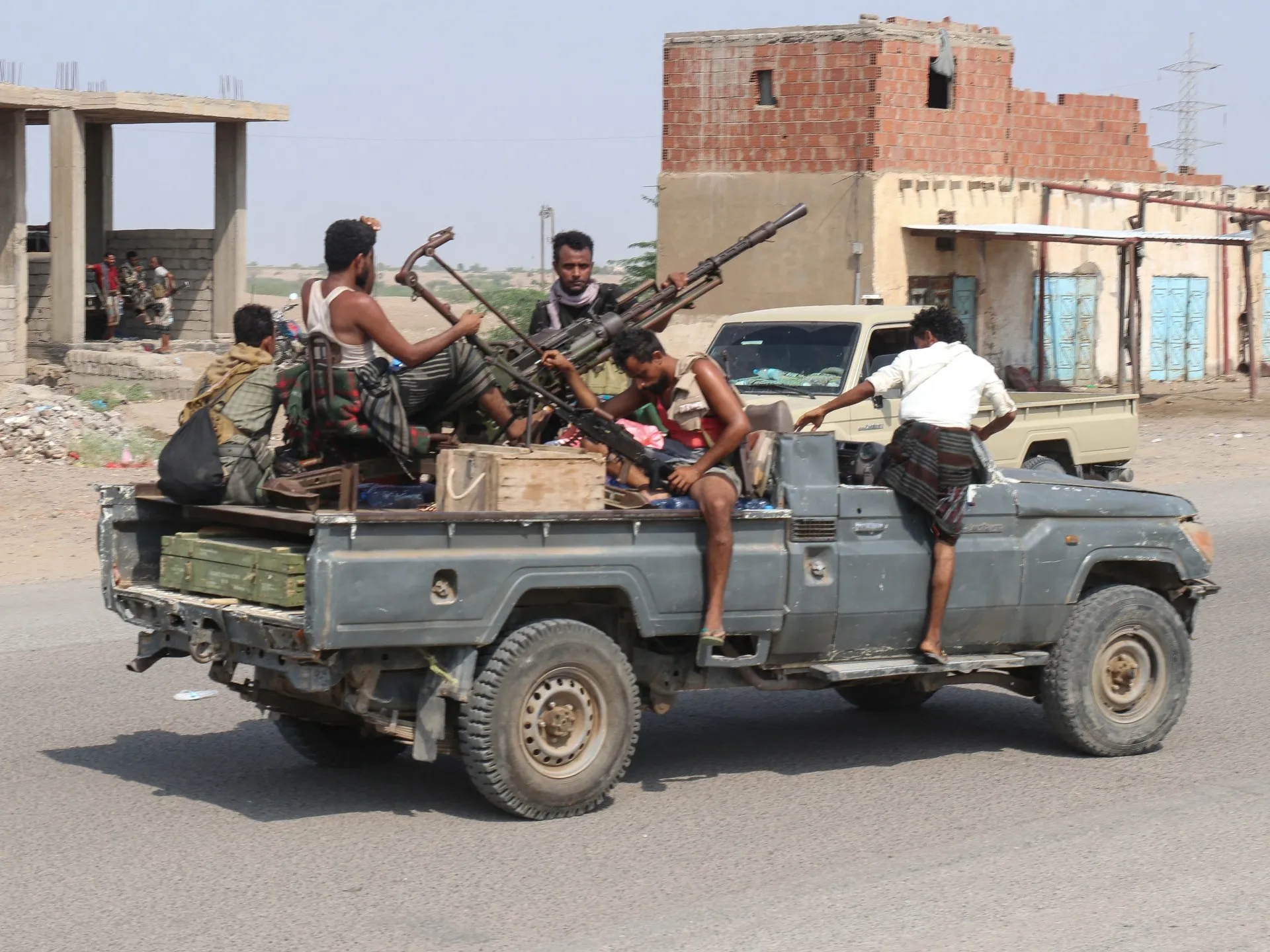 Forțele guvernamentale yemenite lansează atacuri aeriene asupra țintelor Houthi: Bătălia pentru strâmtoarea Bab al-Mandeb se intensifică
