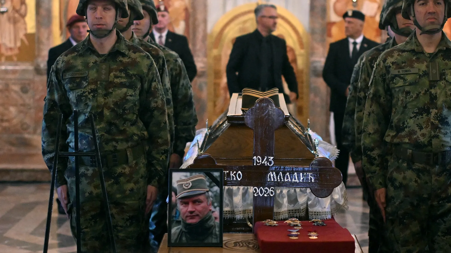 Serbia îl onorează pe criminalul de război Ratko Mladic: o înmormântare cu onoruri de stat stârnește controverse