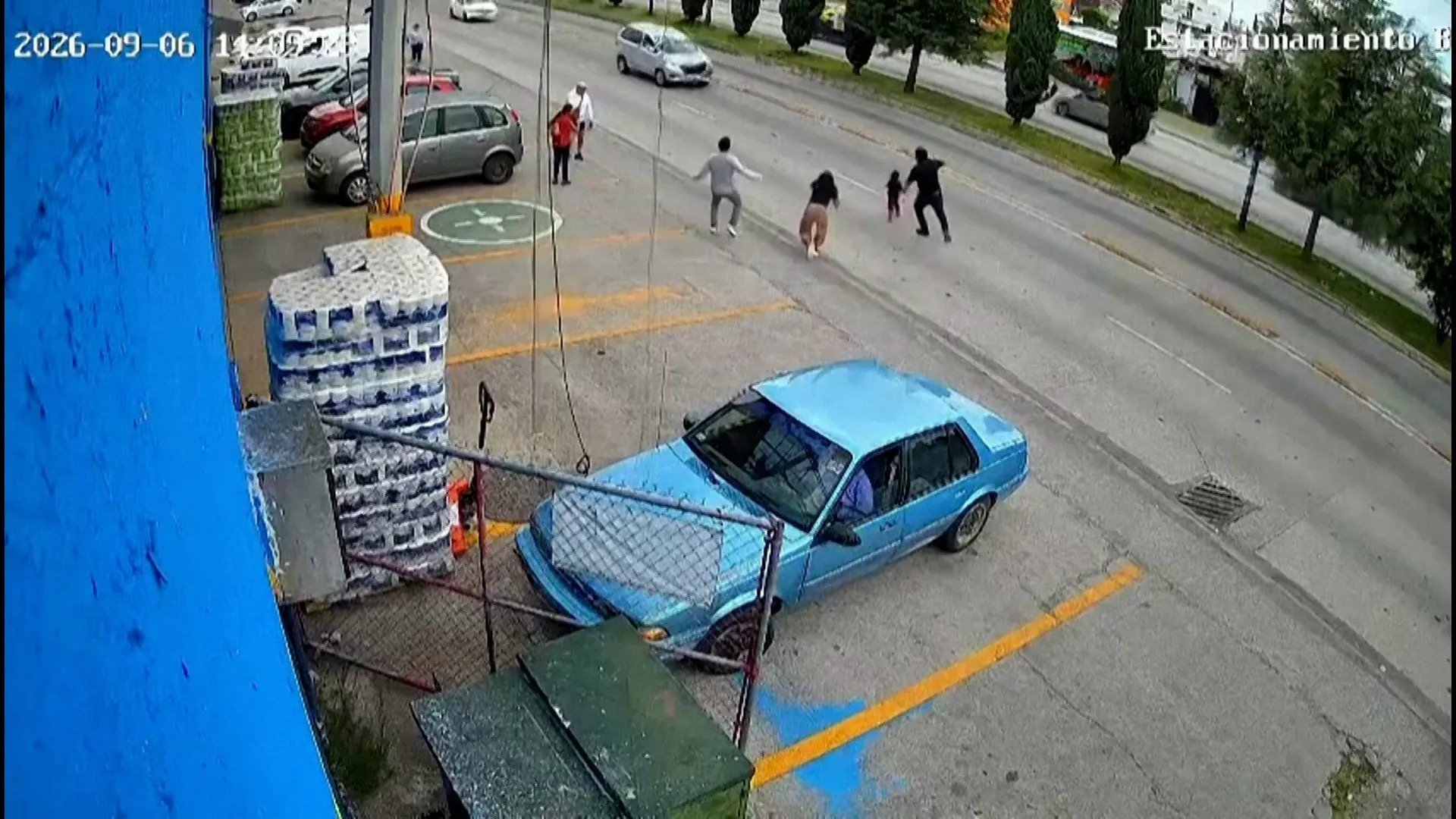 Eroul din Puebla: angajatul unui magazin se aruncă în fața mașinilor pentru a salva un copil