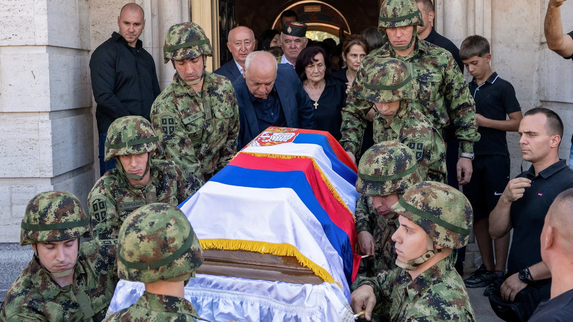Mii de sârbi au participat la funeraliile criminalului de război Ratko Mladic