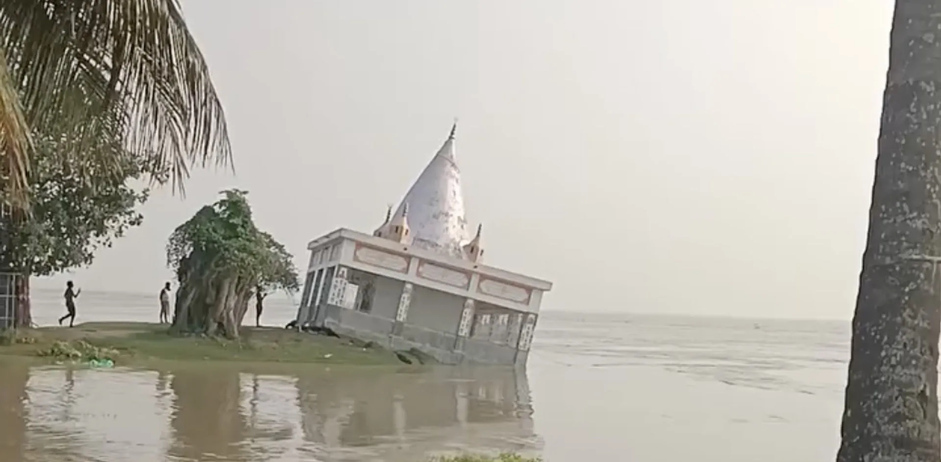 Un templu din India s-a prăbușit în Gange, pe fondul eroziunii malurilor
