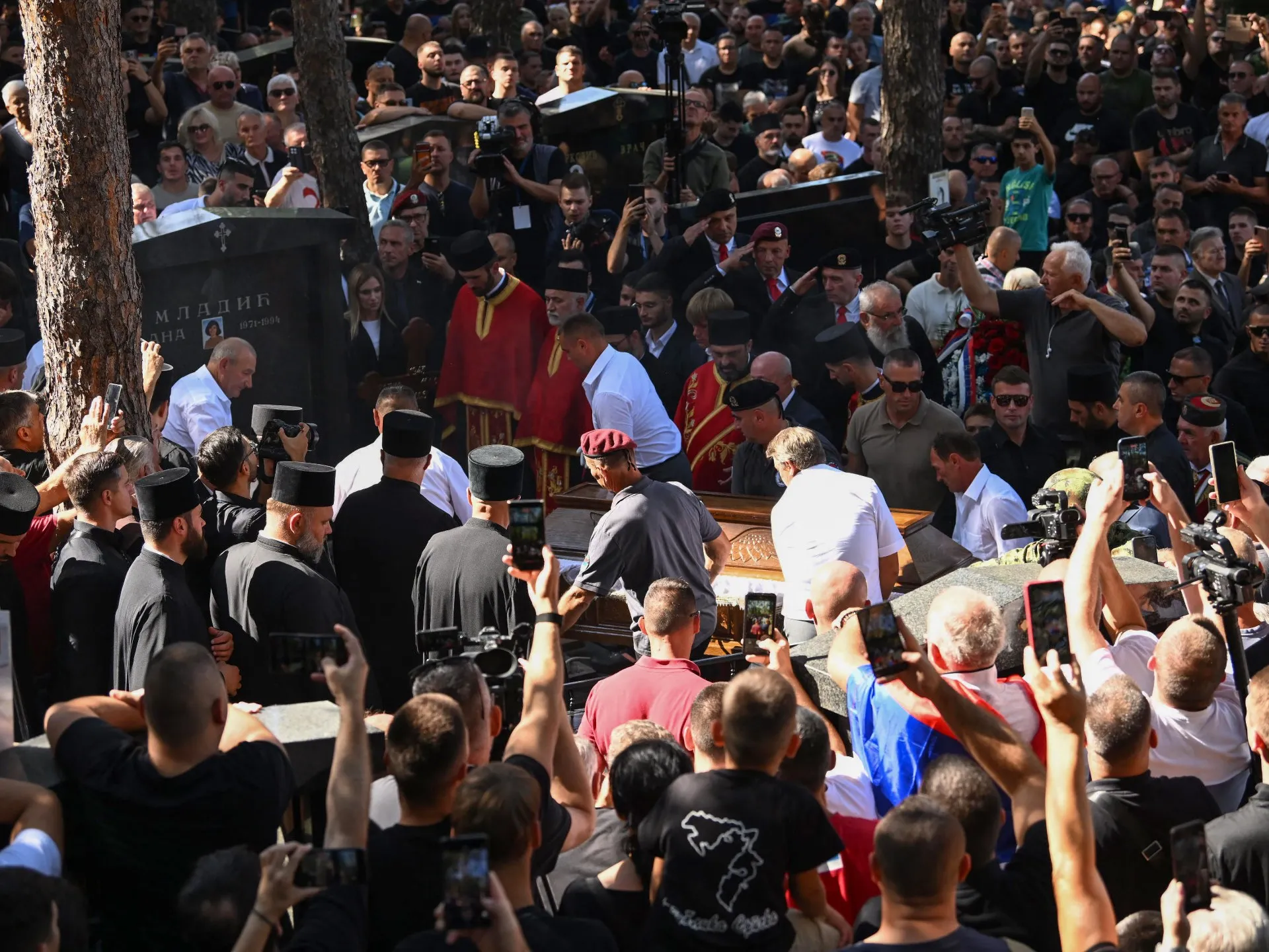 UE condamnă prezența miniștrilor sârbi la funeraliile criminalului de război Mladic