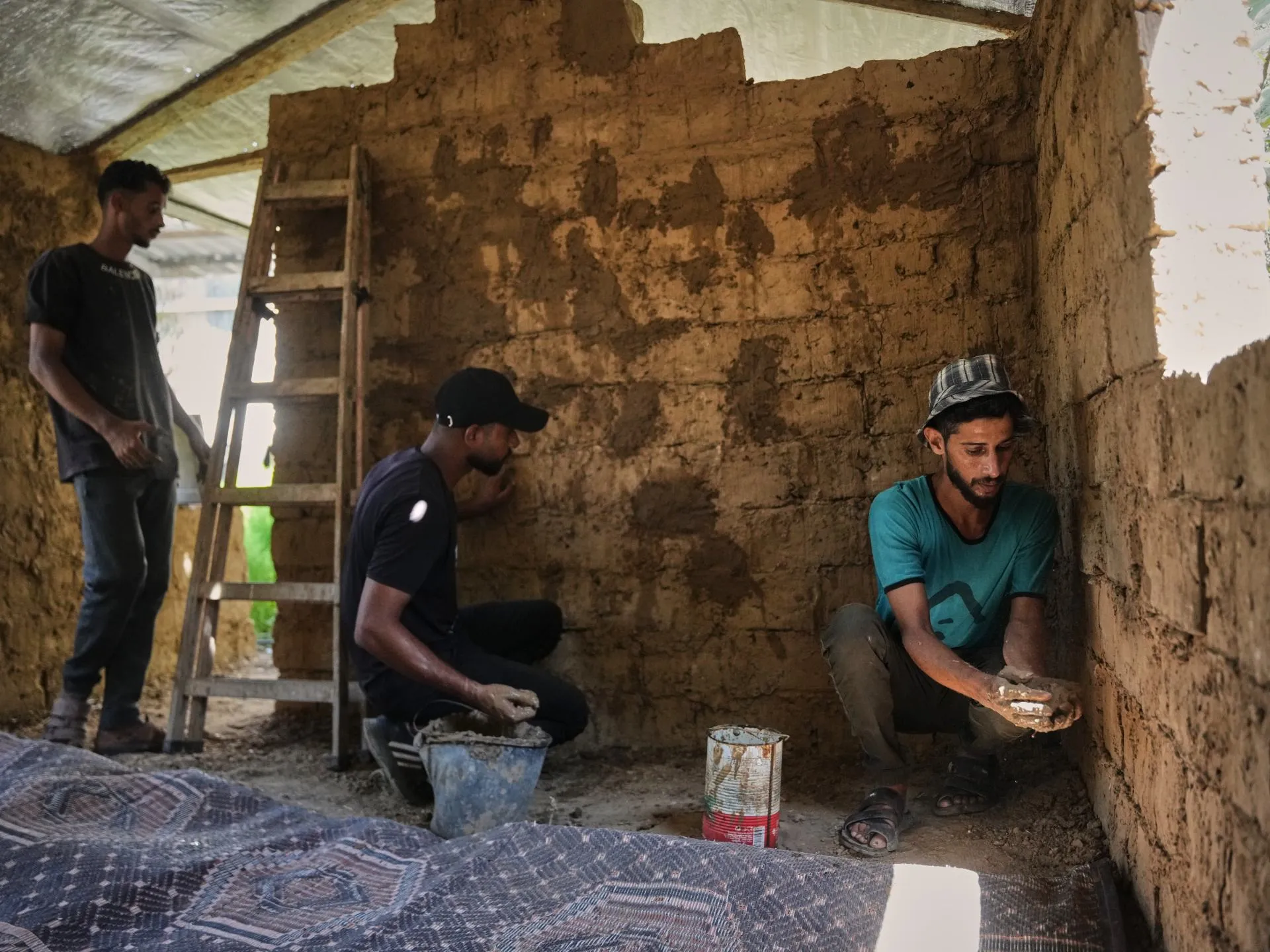Fotografii: Palestinienii reconstruiesc ruinele Gazei cu cărămizi de noroi și resturi