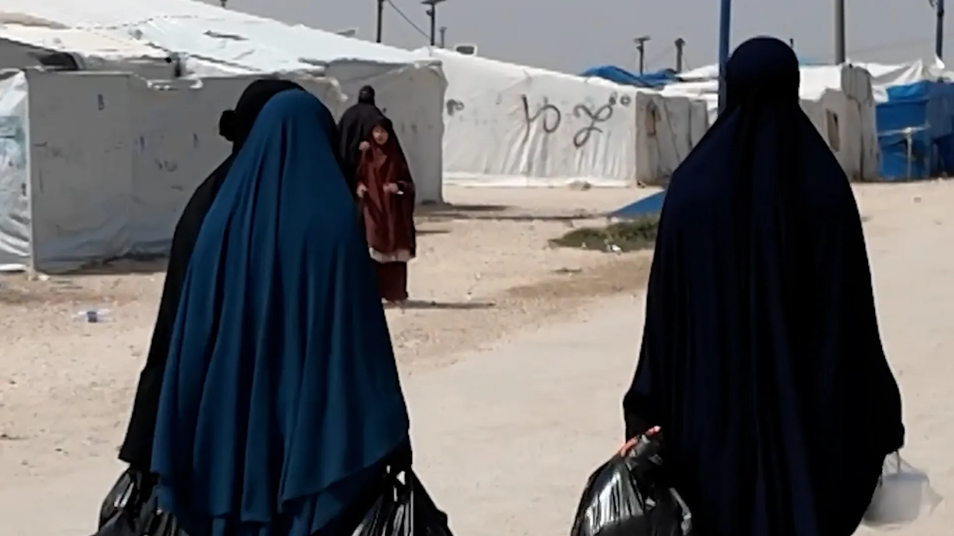 Femei și copii, prinși în capcana taberei Roj din Siria: o criză umanitară ignorată