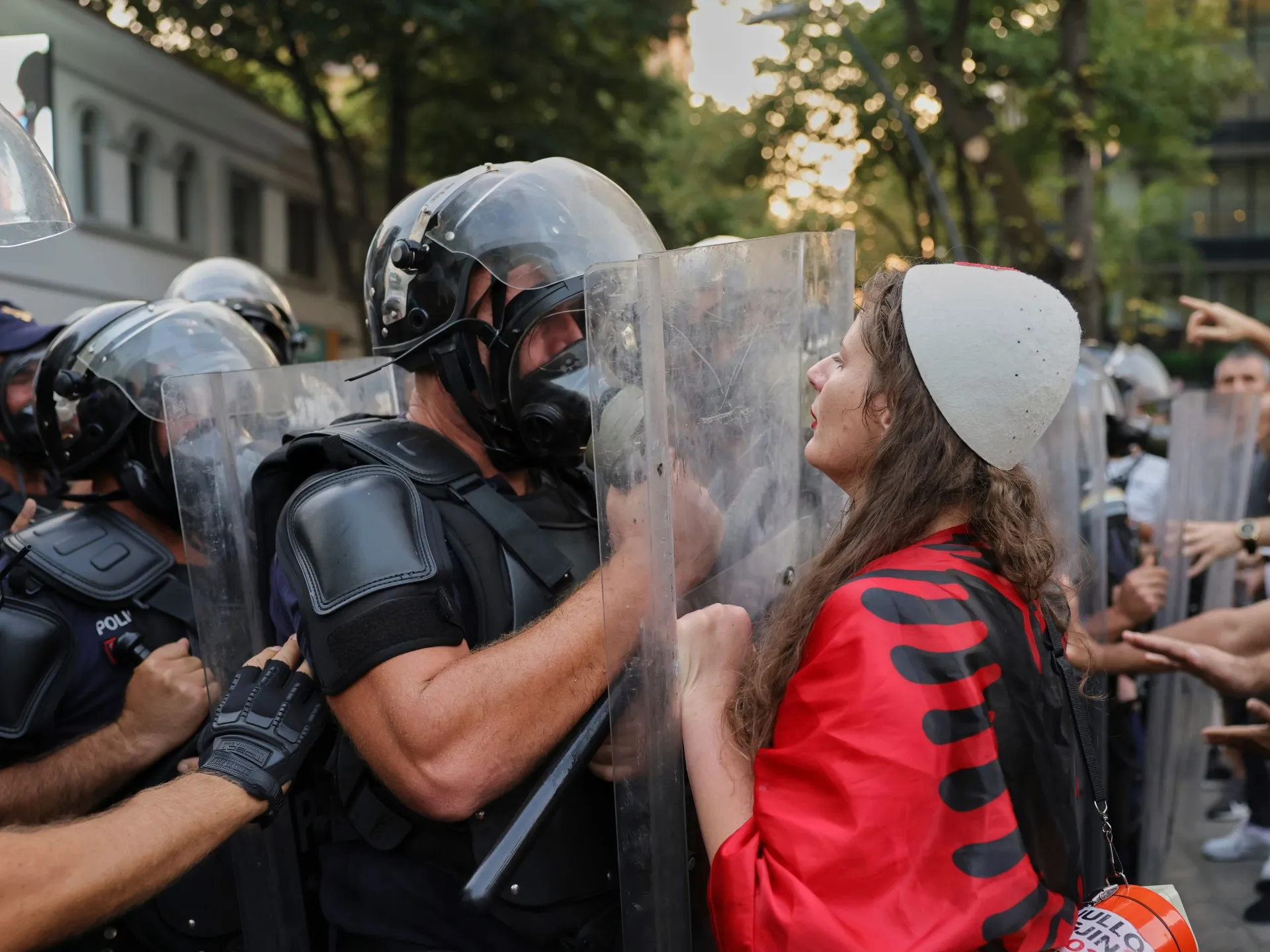 Ciocniri între protestatari și poliție în Albania, pe fundalul unui proiect de lux legat de familia Trump