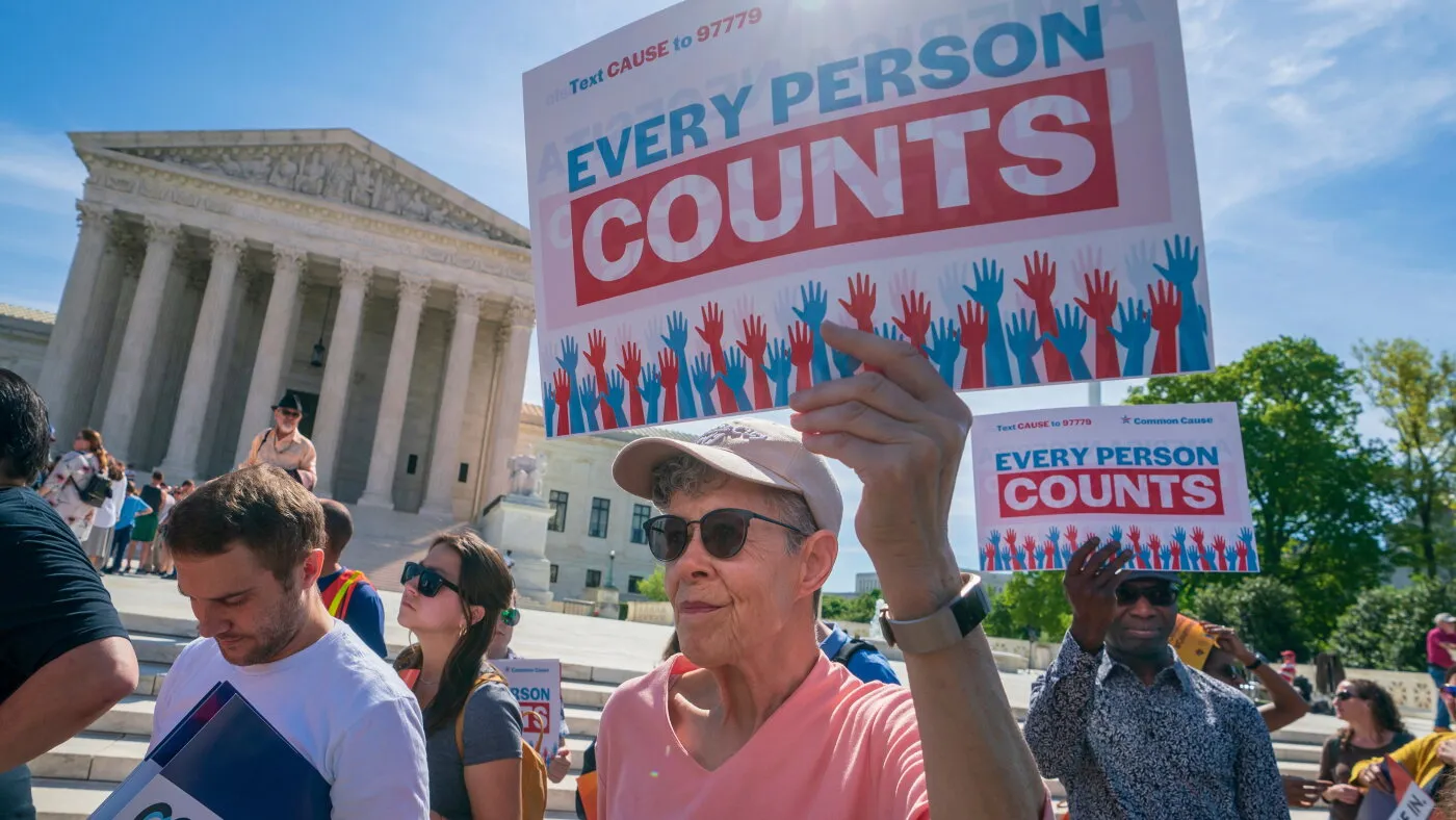 Propuneri radicale ale administrației Trump pentru recensământ: excluderea imigranților fără acte și eliminarea întrebărilor despre rasă ar putea rescrie hărțile electorale