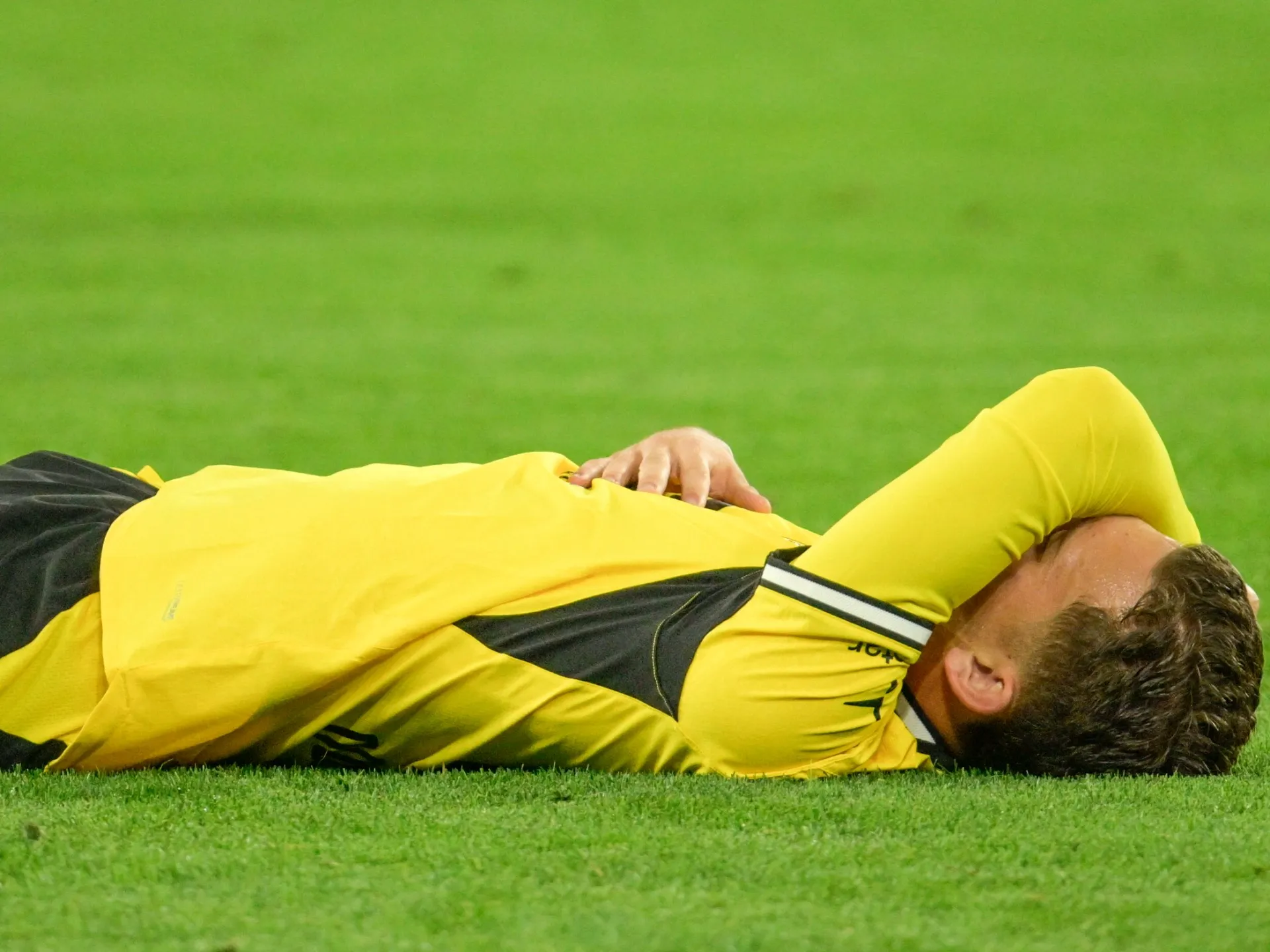 Incident șocant în Champions League: tânărul star al Borussiei Dortmund, Konstantinos Karetsas, a leșinat pe teren și a fost dus de urgență la spital