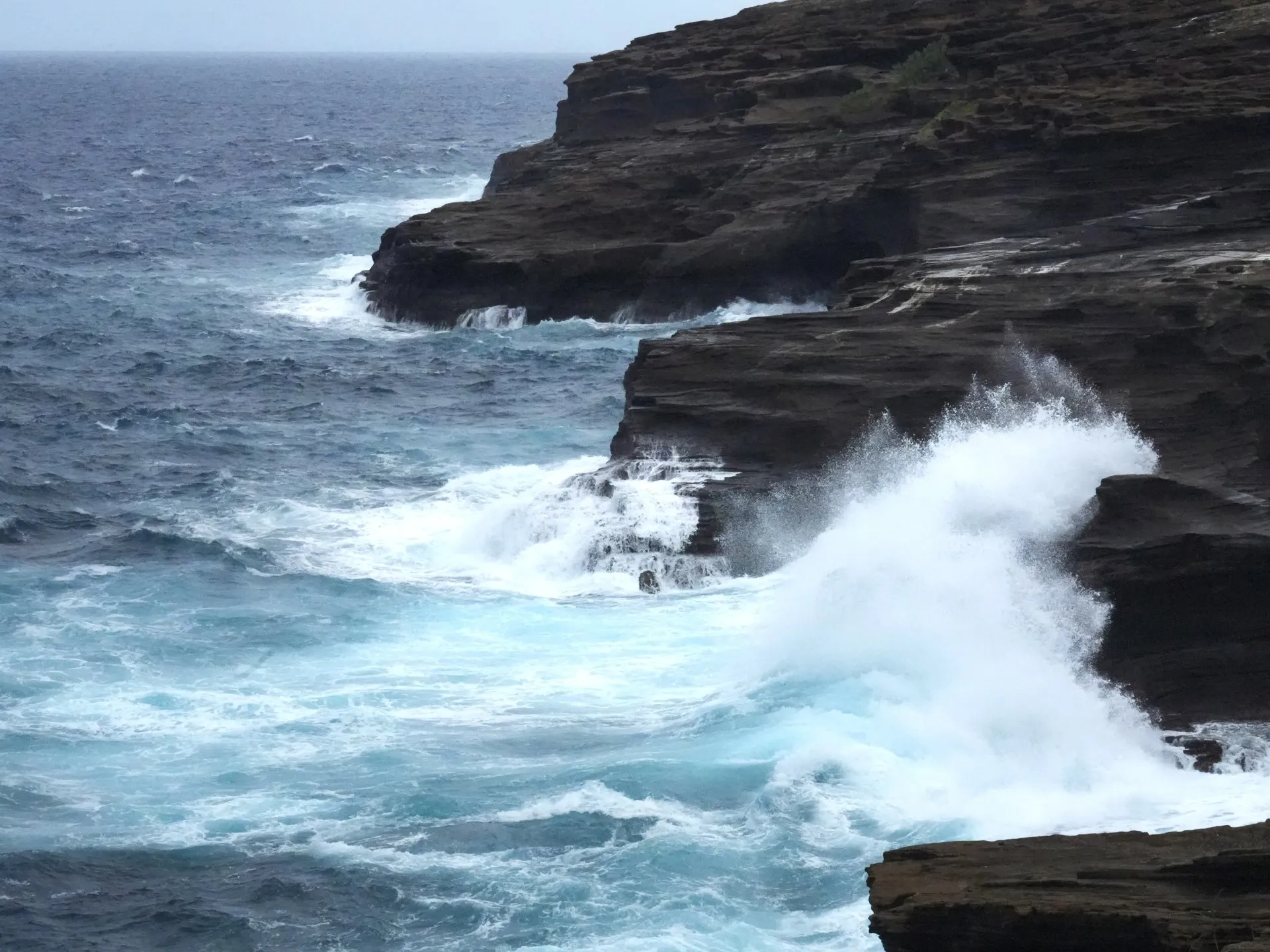 Uraganul Lowell devastează insula Kauai: 30.000 de locuințe fără electricitate, inundații și evacuări în Hawaii
