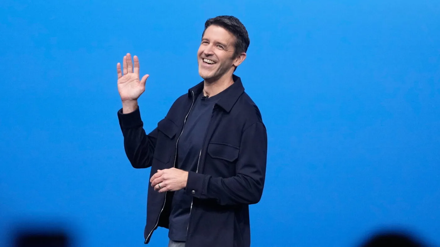 iPhone-ul pliabil: Noul CEO al Apple dezvăluie un telefon care se îndoaie ca un pașaport
