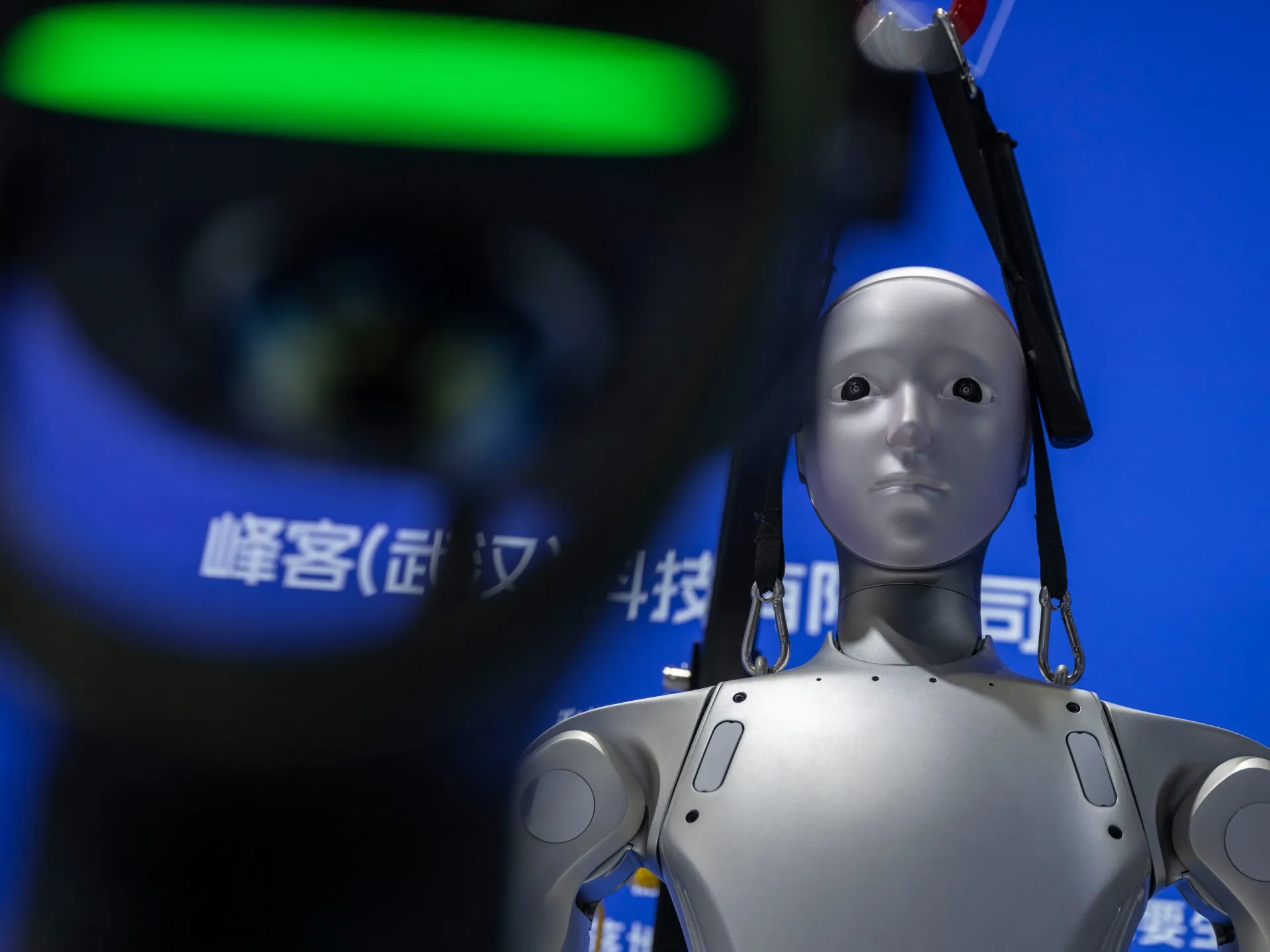 China respinge acuzațiile SUA privind „furtul la scară industrială” de modele AI