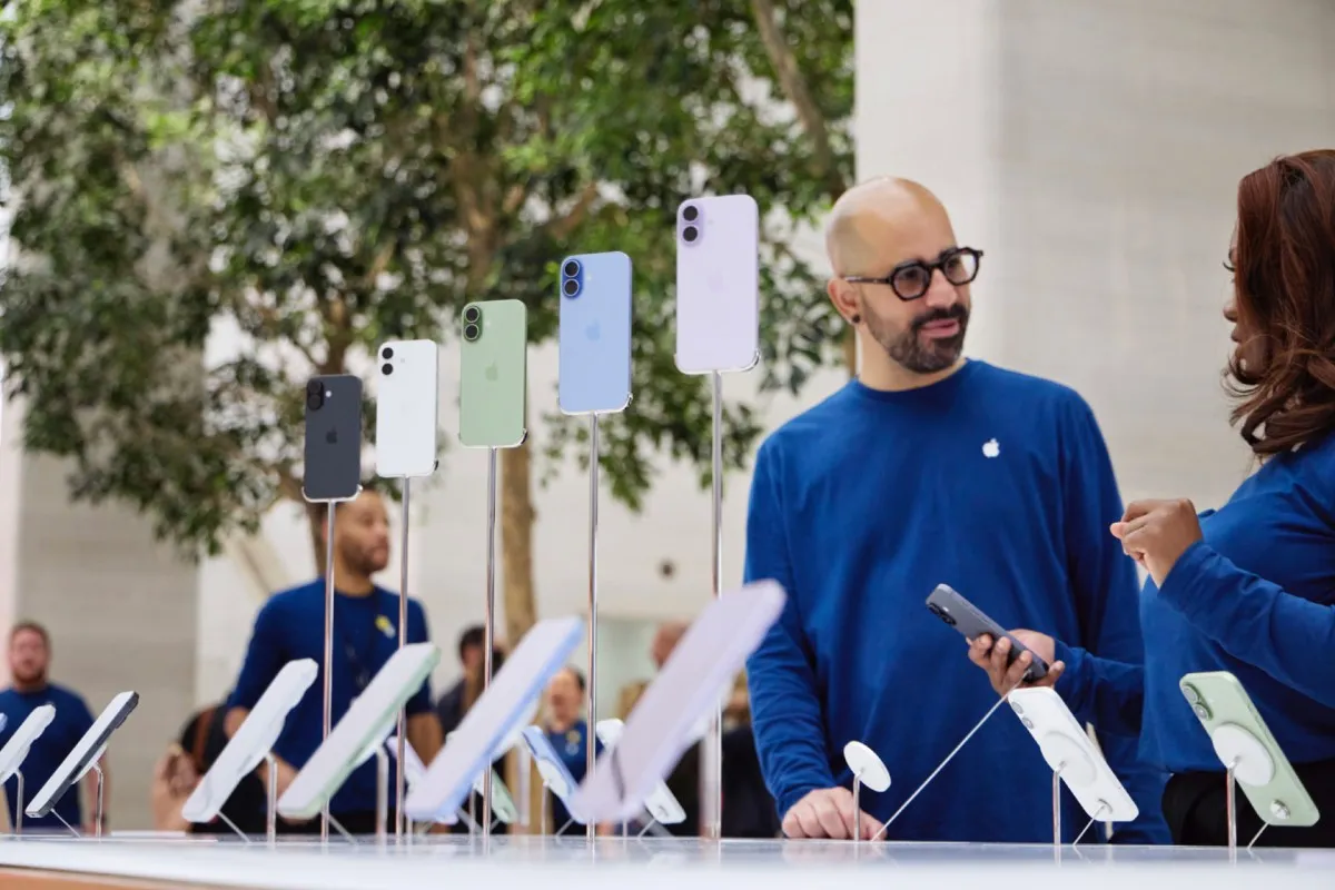 Noile iPhone-uri sosesc, dar Apple scumpește modelele vechi: o strategie neobișnuită pe piața smartphone-urilor