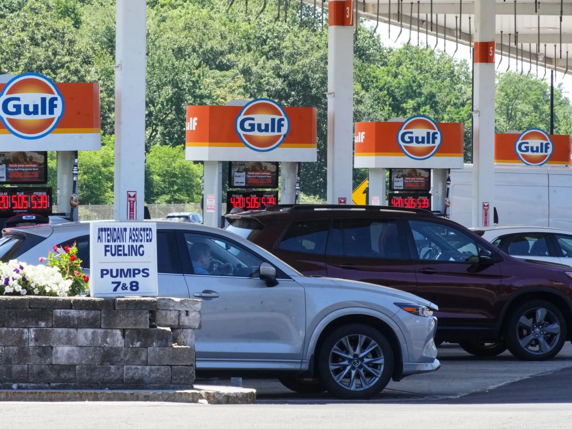 Petrolul sare la 105 dolari pe baril și amplifică presiunile asupra Rezervei Federale: ce înseamnă pentru economia globală