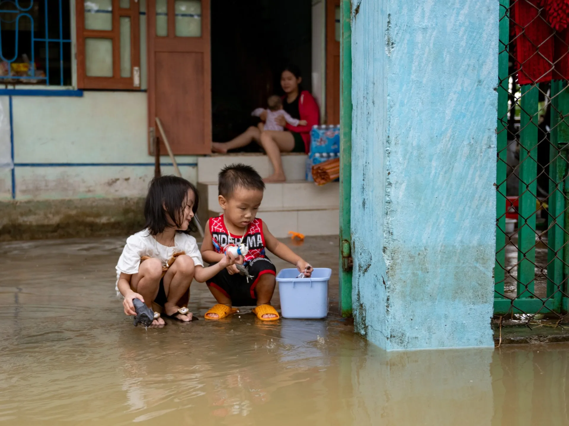 Hazardele climatice au întrerupt educația pentru 1 din 10 elevi în 2025, potrivit UNICEF