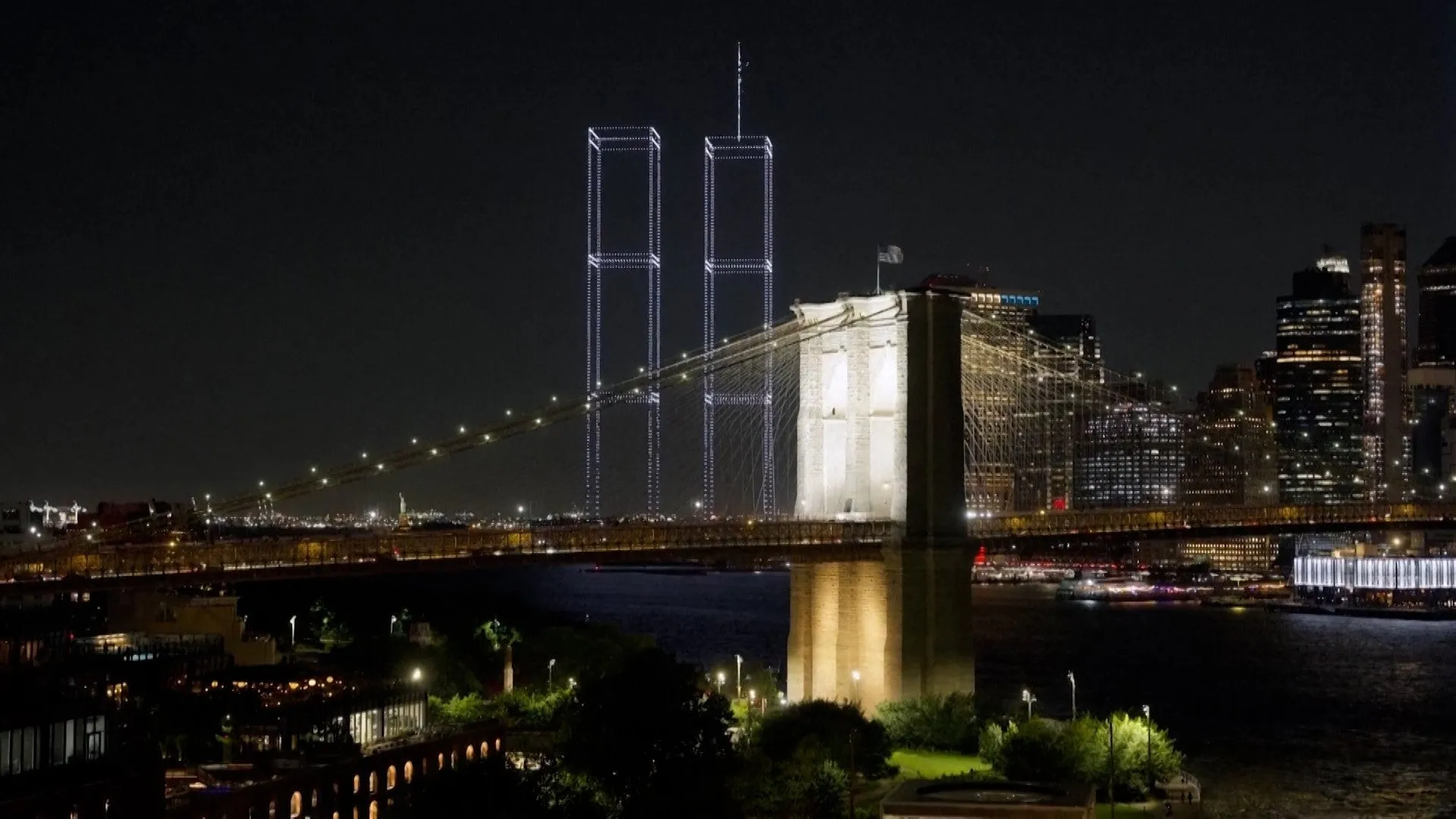 Drona reînvie Turnurile Gemene într-un tribut emoționant înainte de aniversarea a 25 de ani de la 9/11