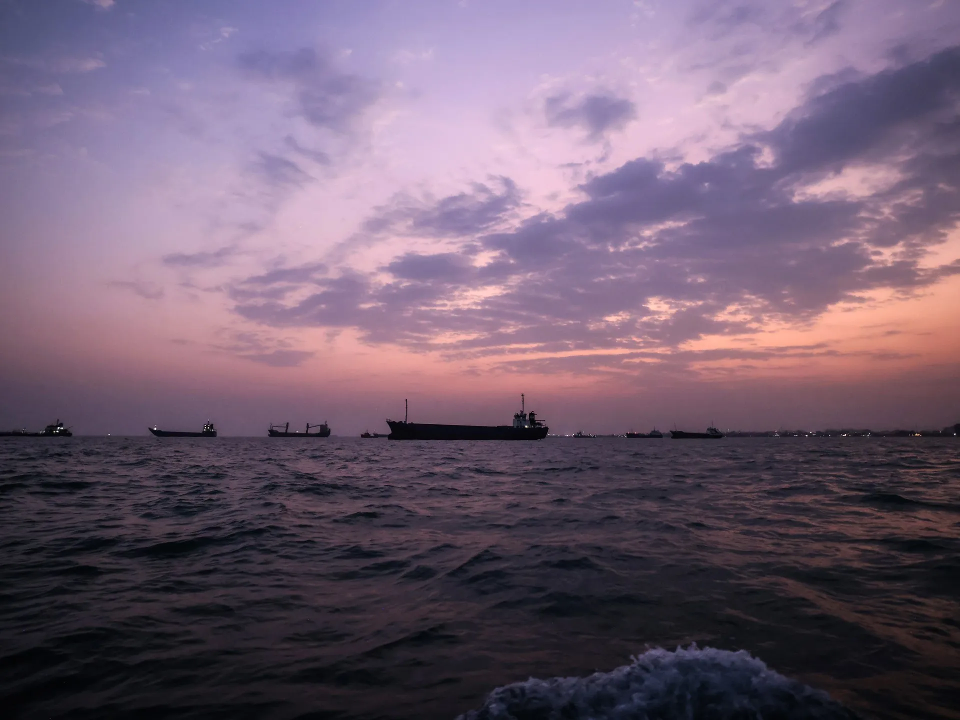 Atacul IRGC asupra unei nave americane în Strâmtoarea Hormuz: escaladare periculoasă în Golful Persic